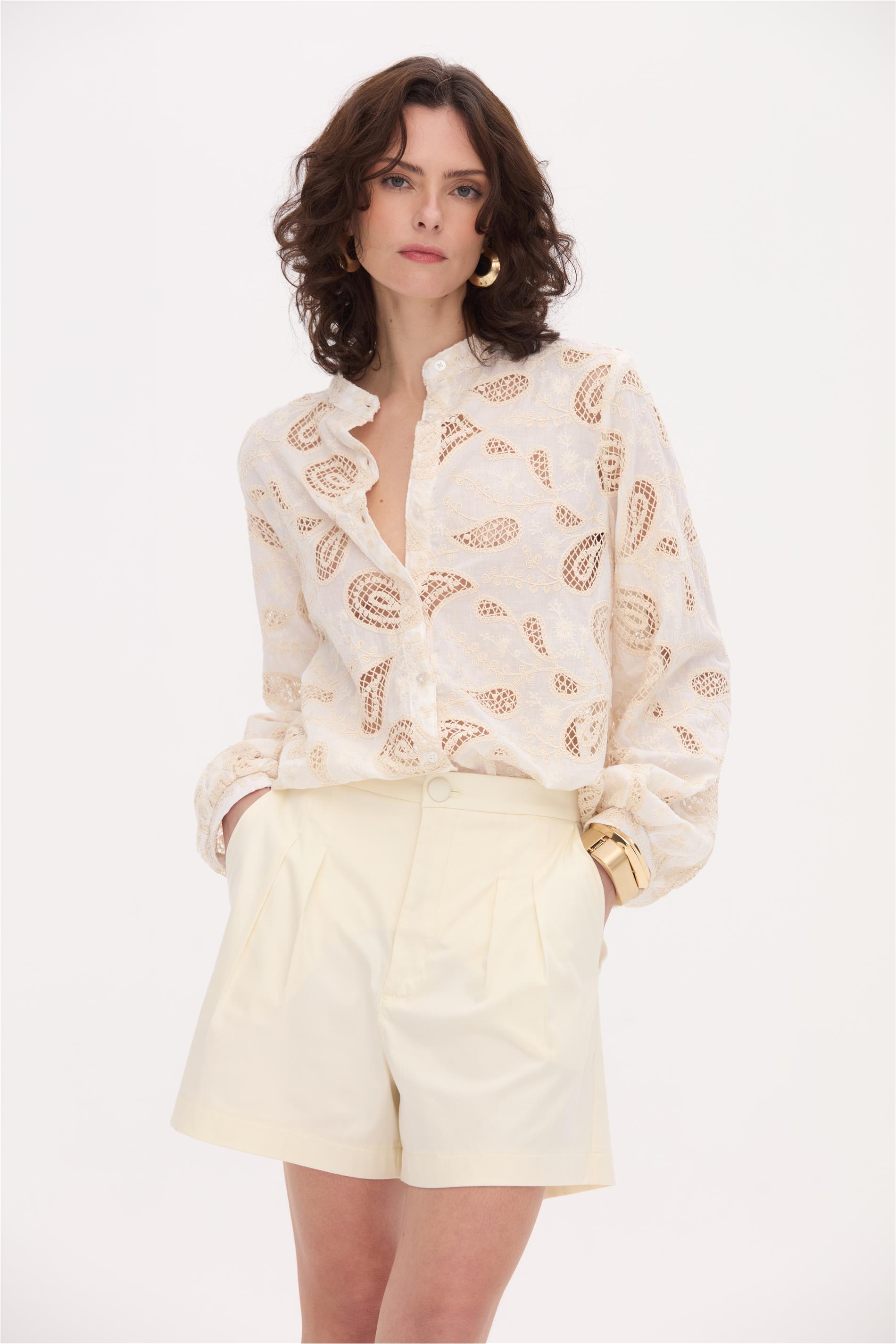Camisa Feminina com Bordados Manga Longa