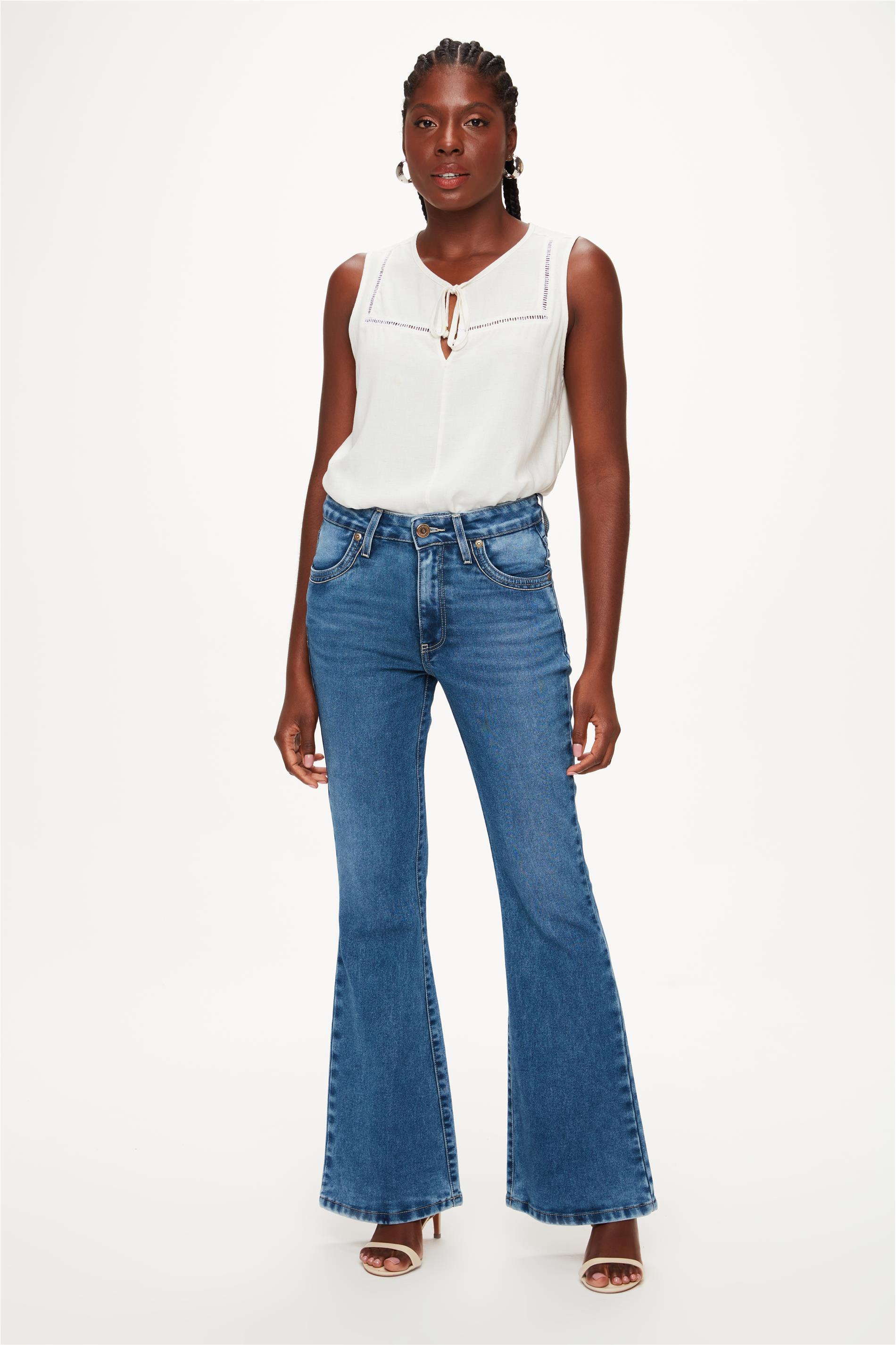 Calça Jeans Boot Cut Detalhe Bolsos