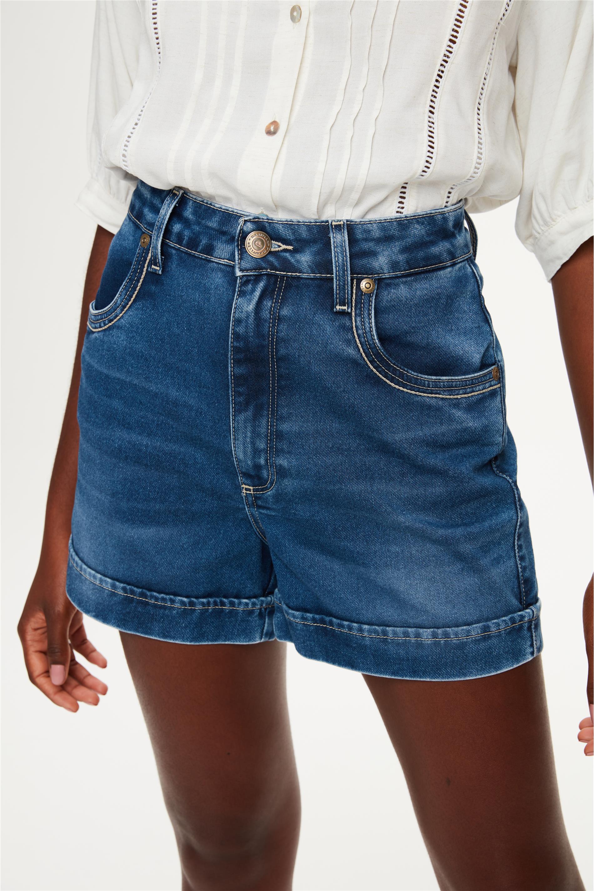 Short Jeans Azul Médio com Pregas
