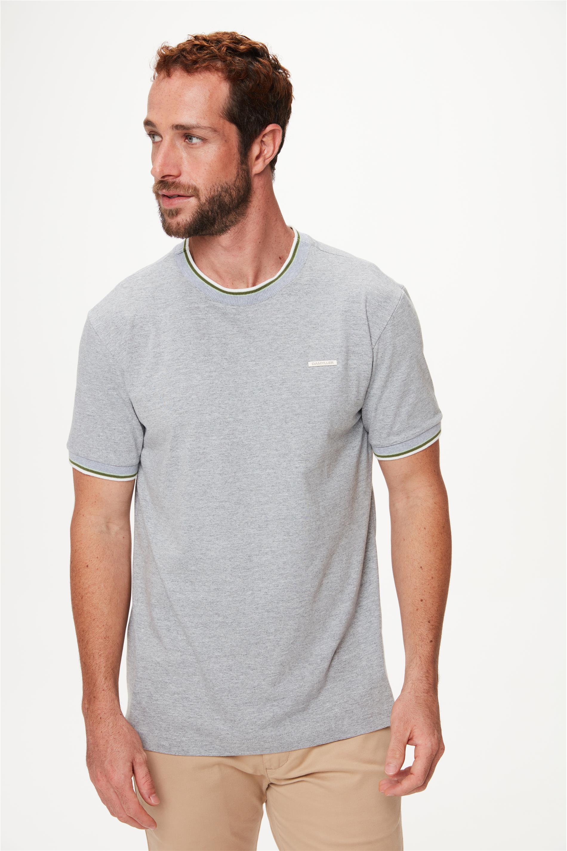 Camiseta Masculina Básica e Solta