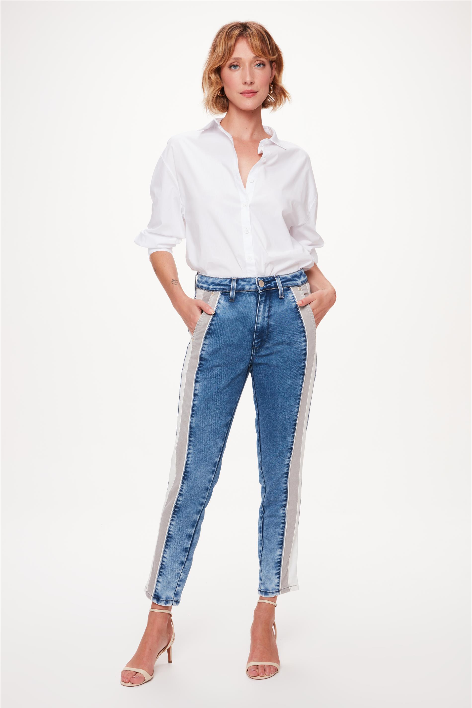 Calça Slim de Cintura Alta e Recortes