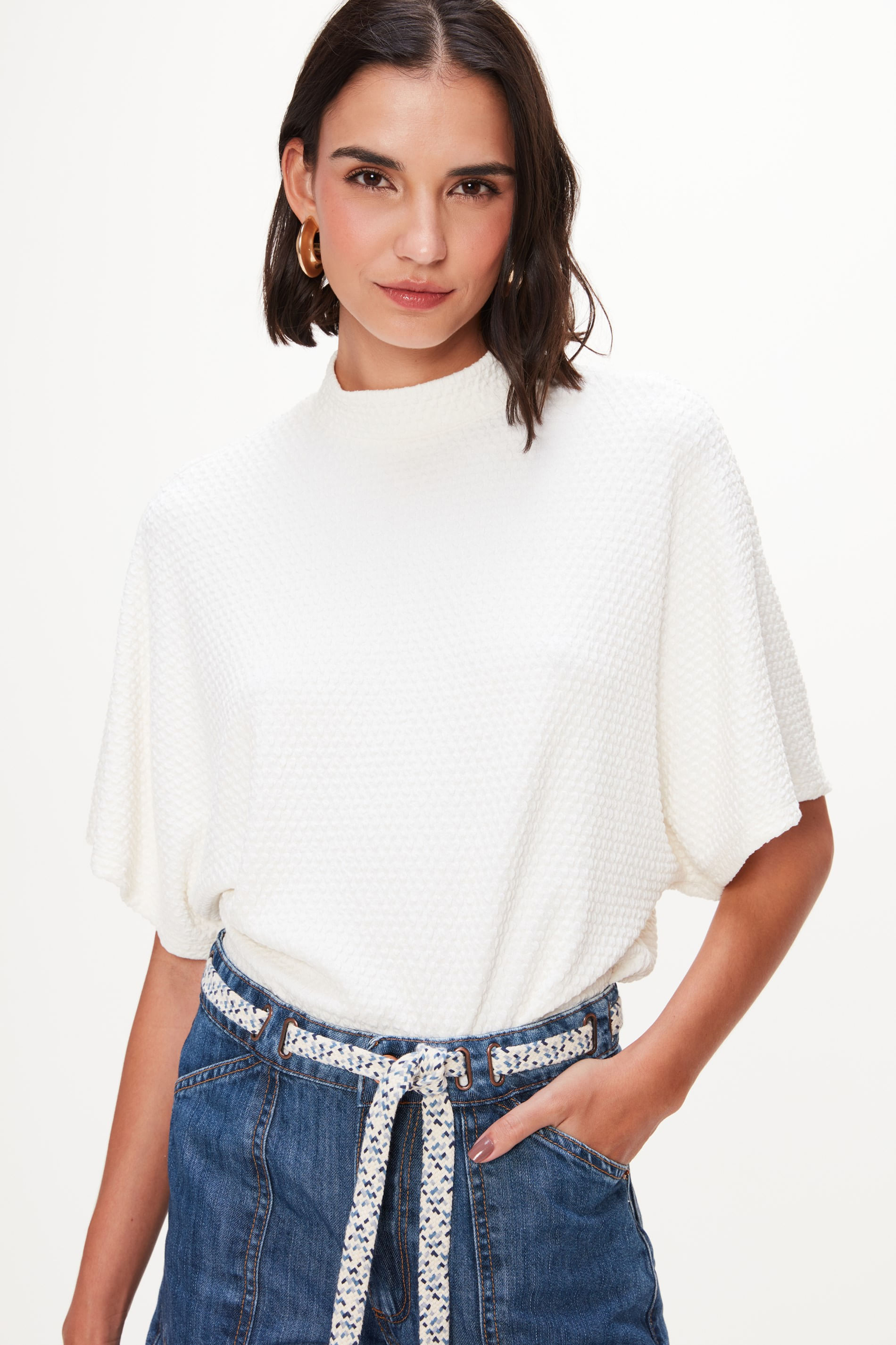 Blusa com Gola Alta e Mangas Soltas