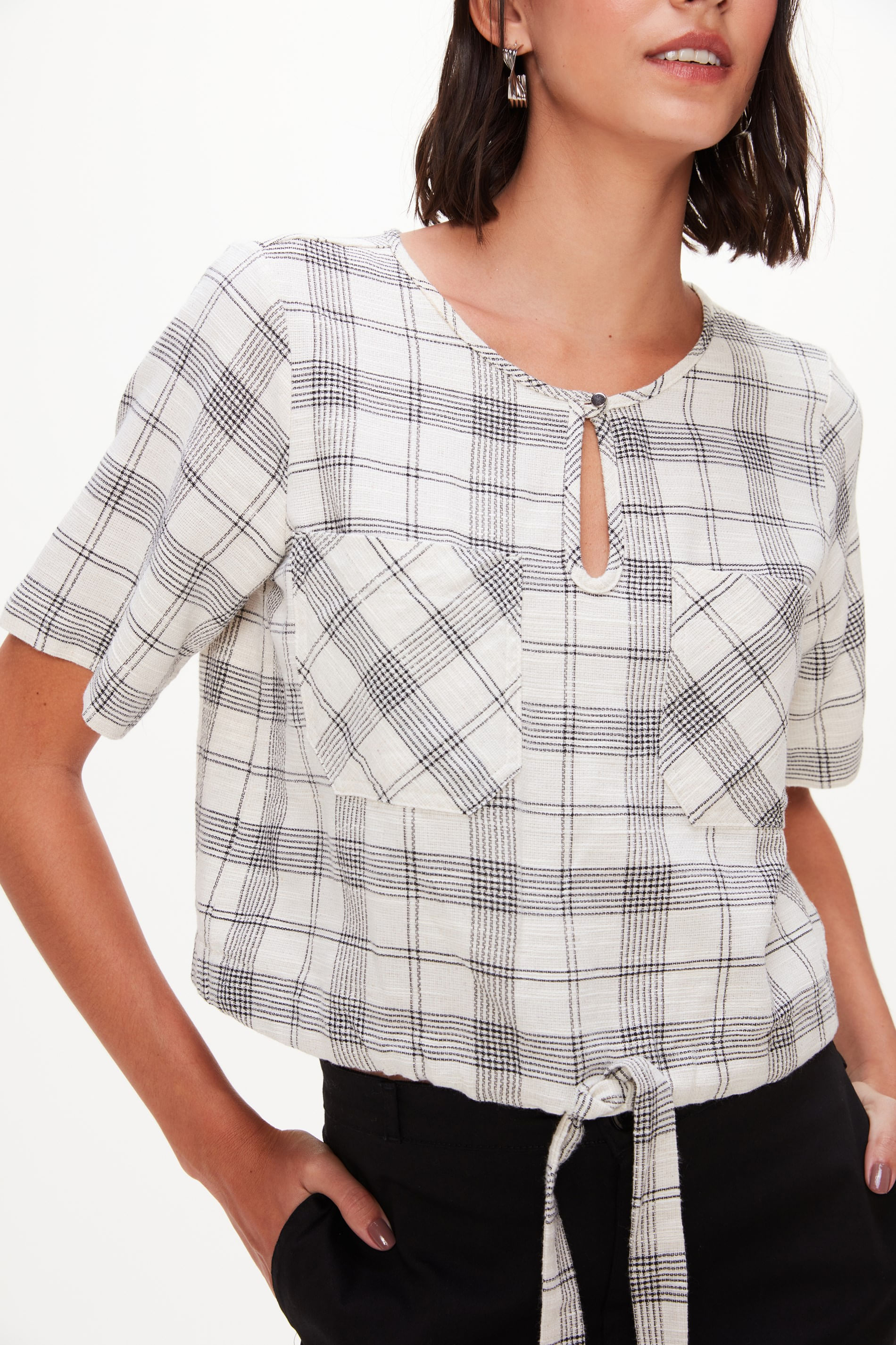 Blusa em Tecido Xadrez com Laço