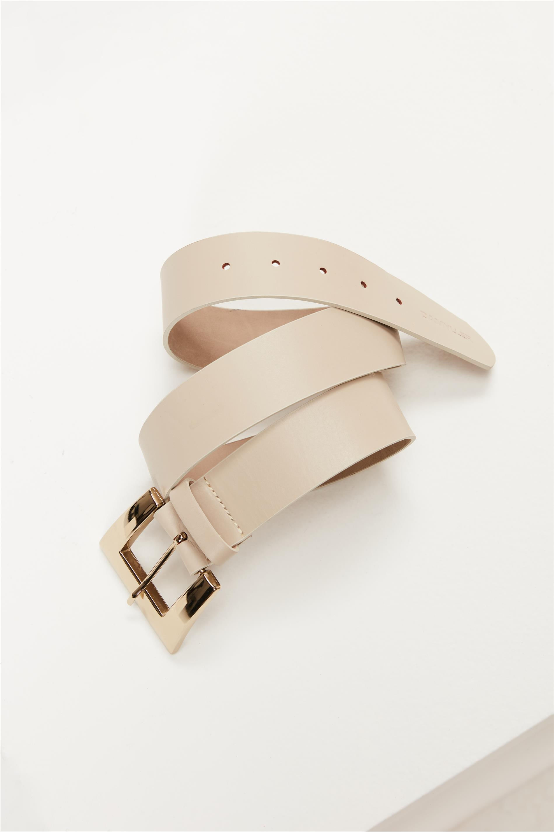 Cinto Bege com Fivela Maxi Dourada