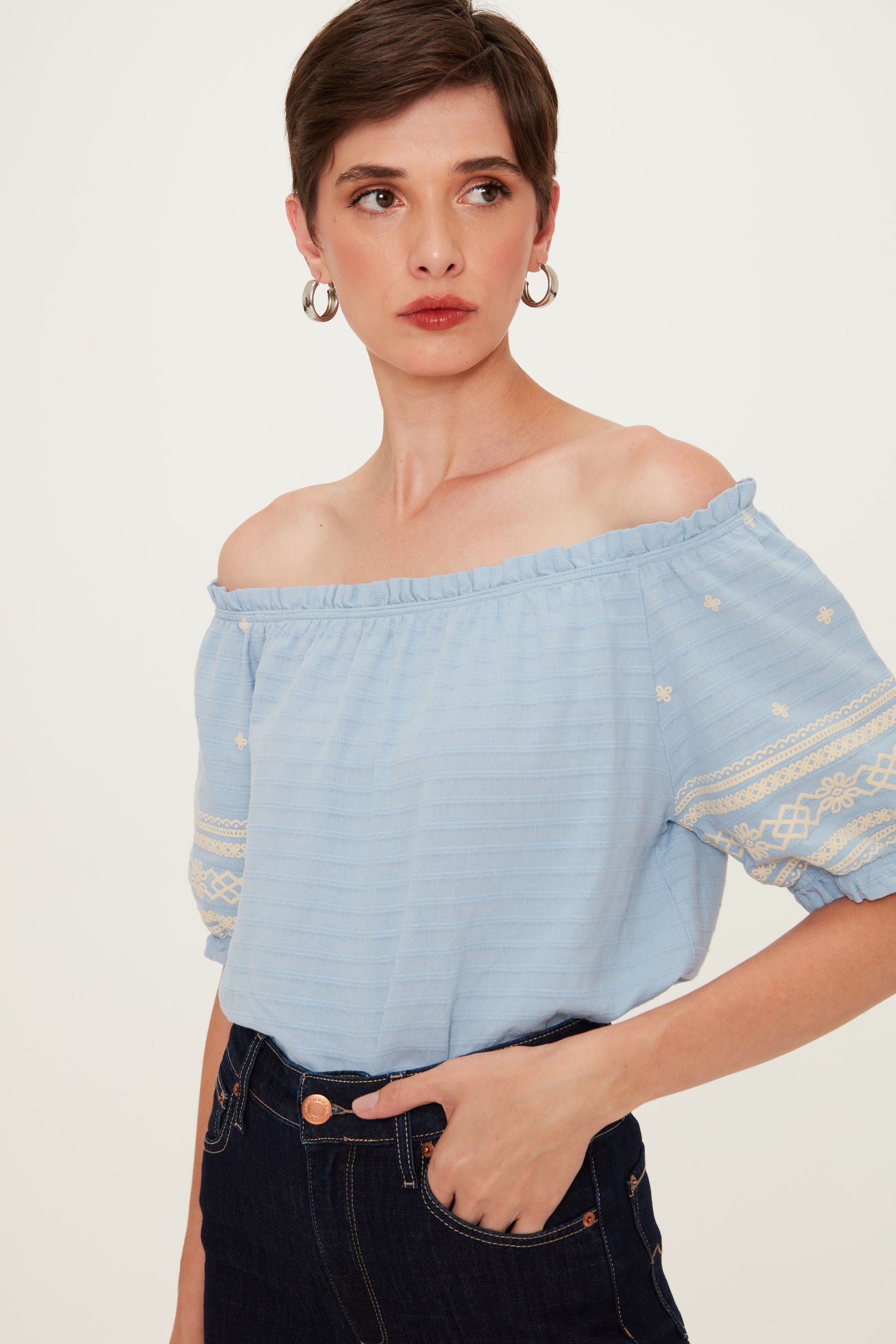 Blusa Solta com Decote Ajustável