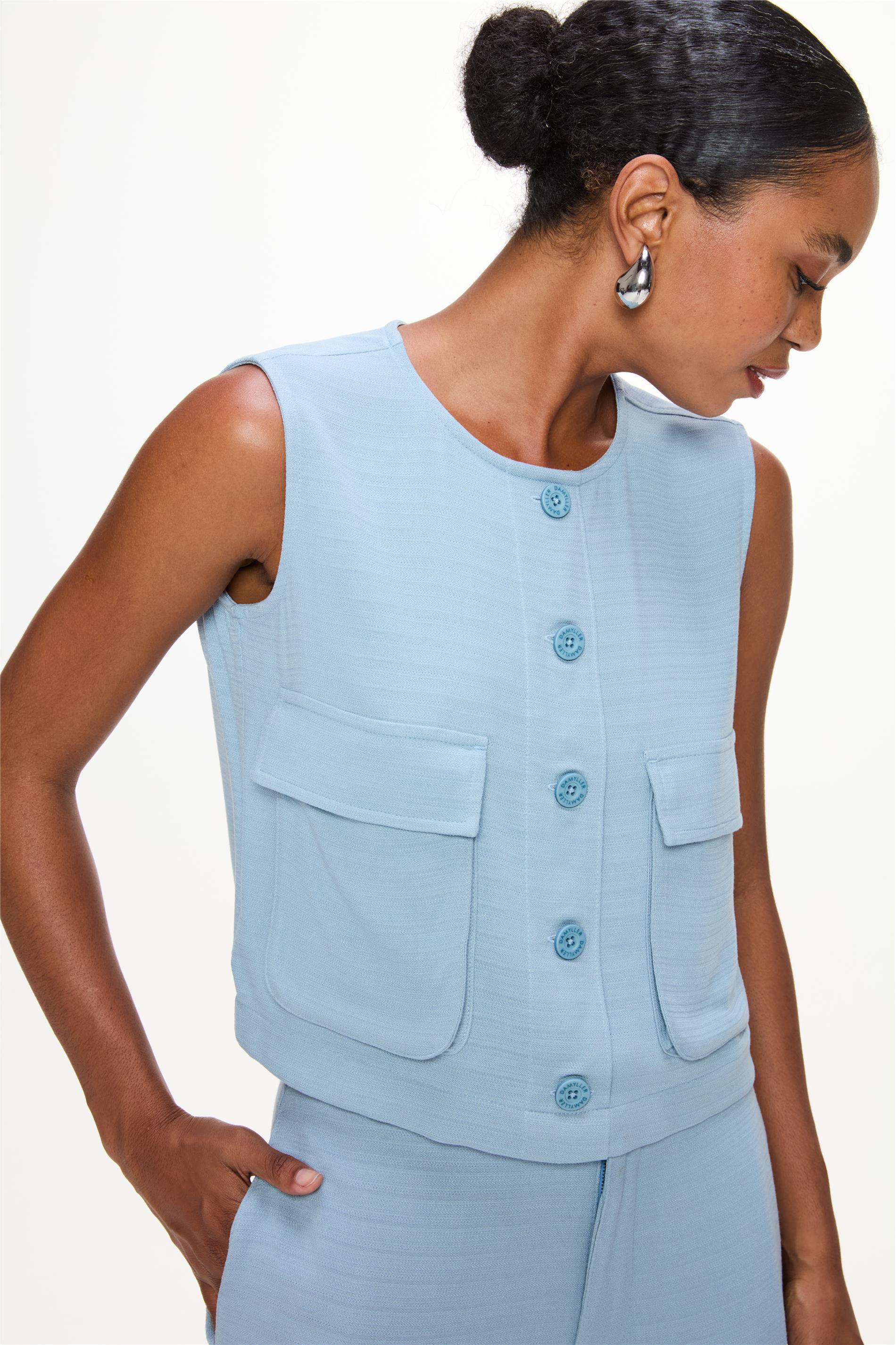 Blusa com Abertura e Bolsos