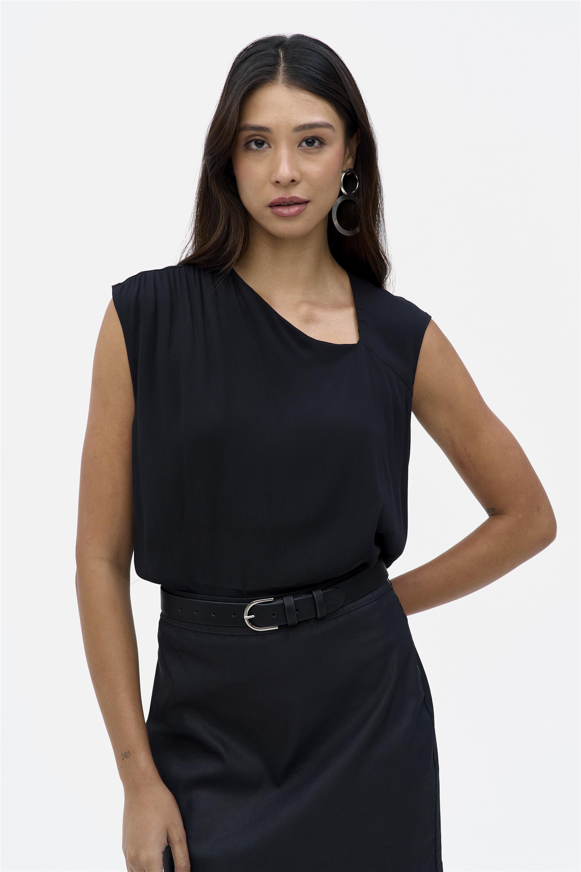 Blusa com Decote Assimétrico Solta