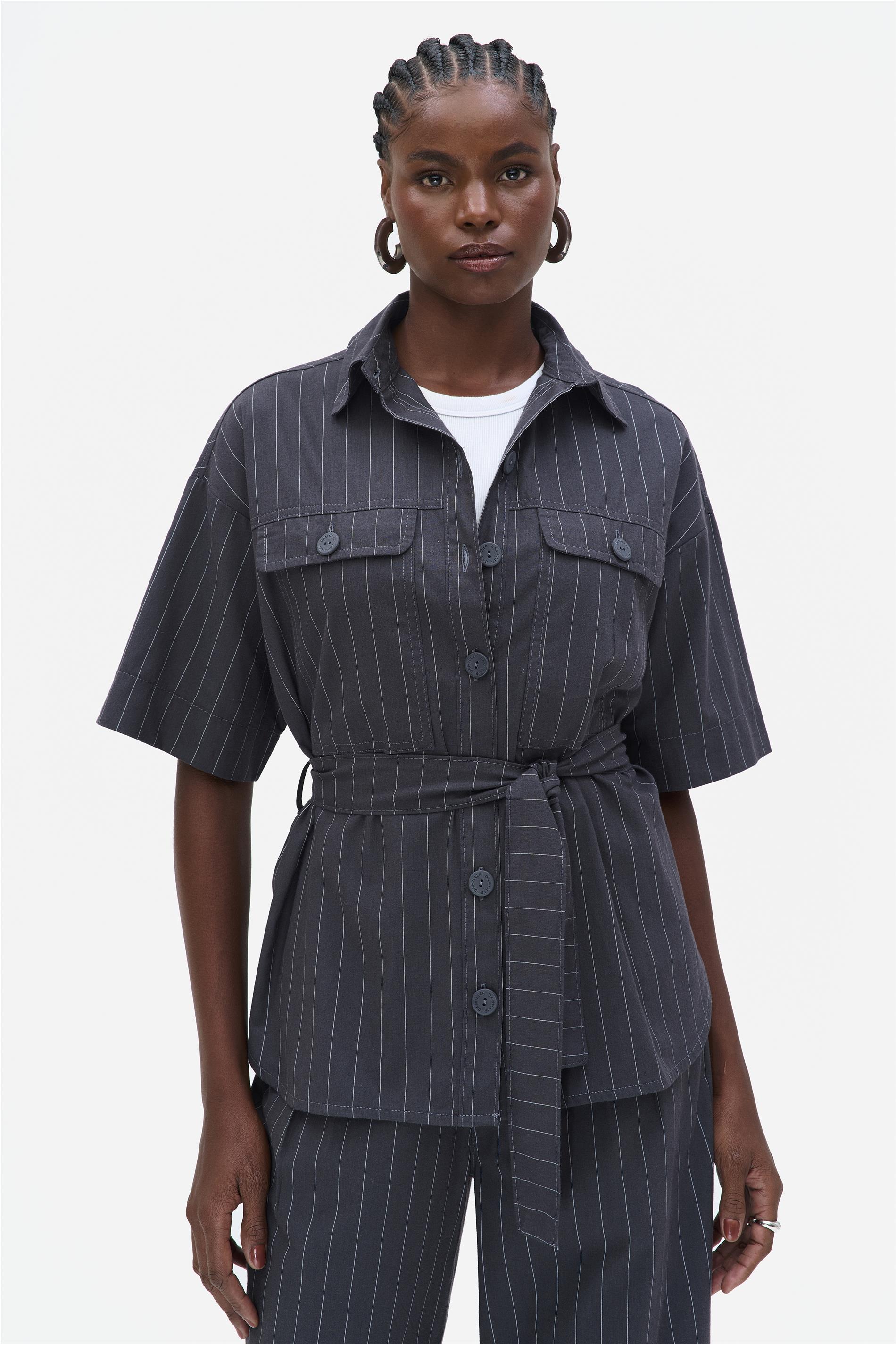 Camisa Feminina Manga Curta Risca de Giz