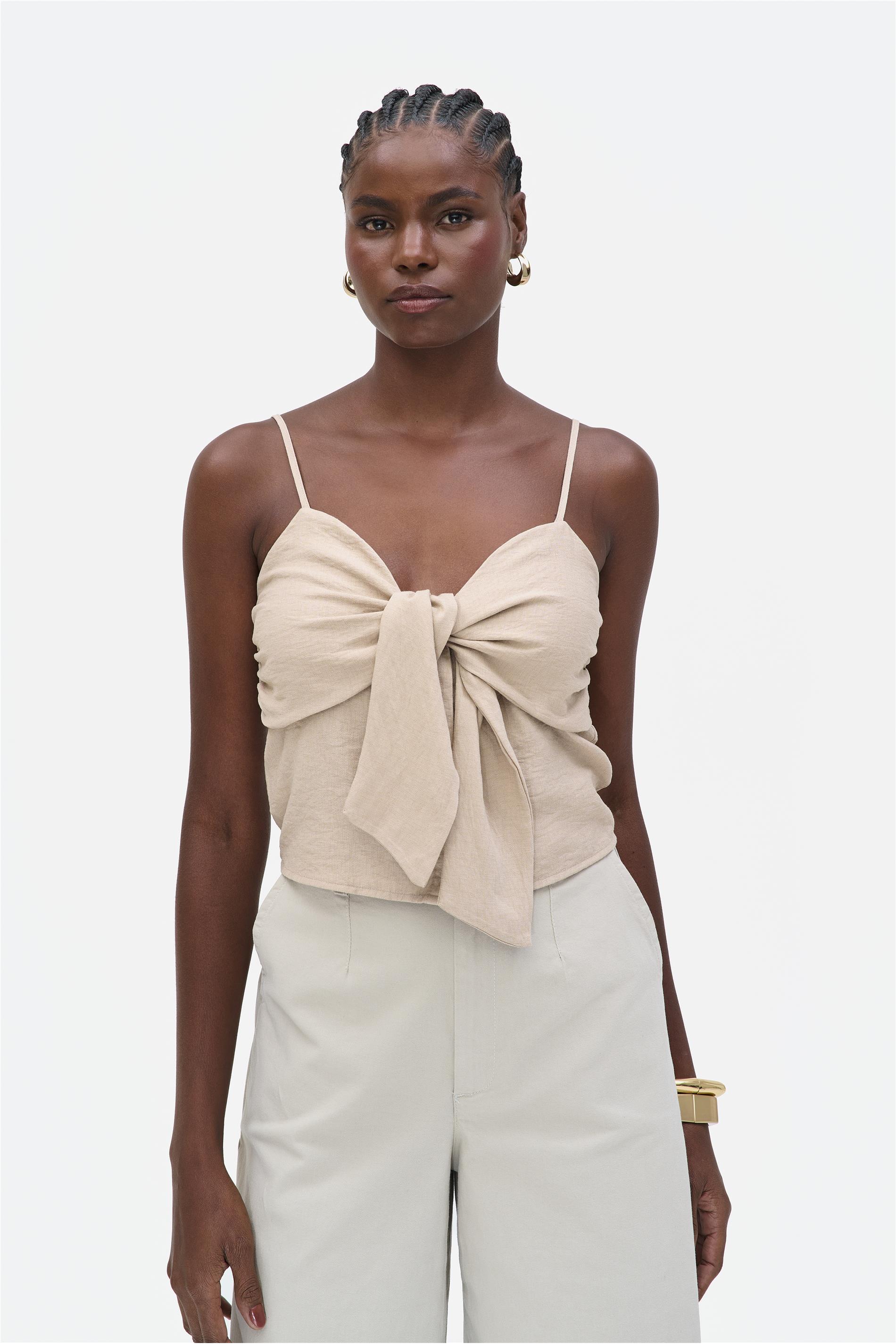 Blusa Lisa com Detalhe no Decote