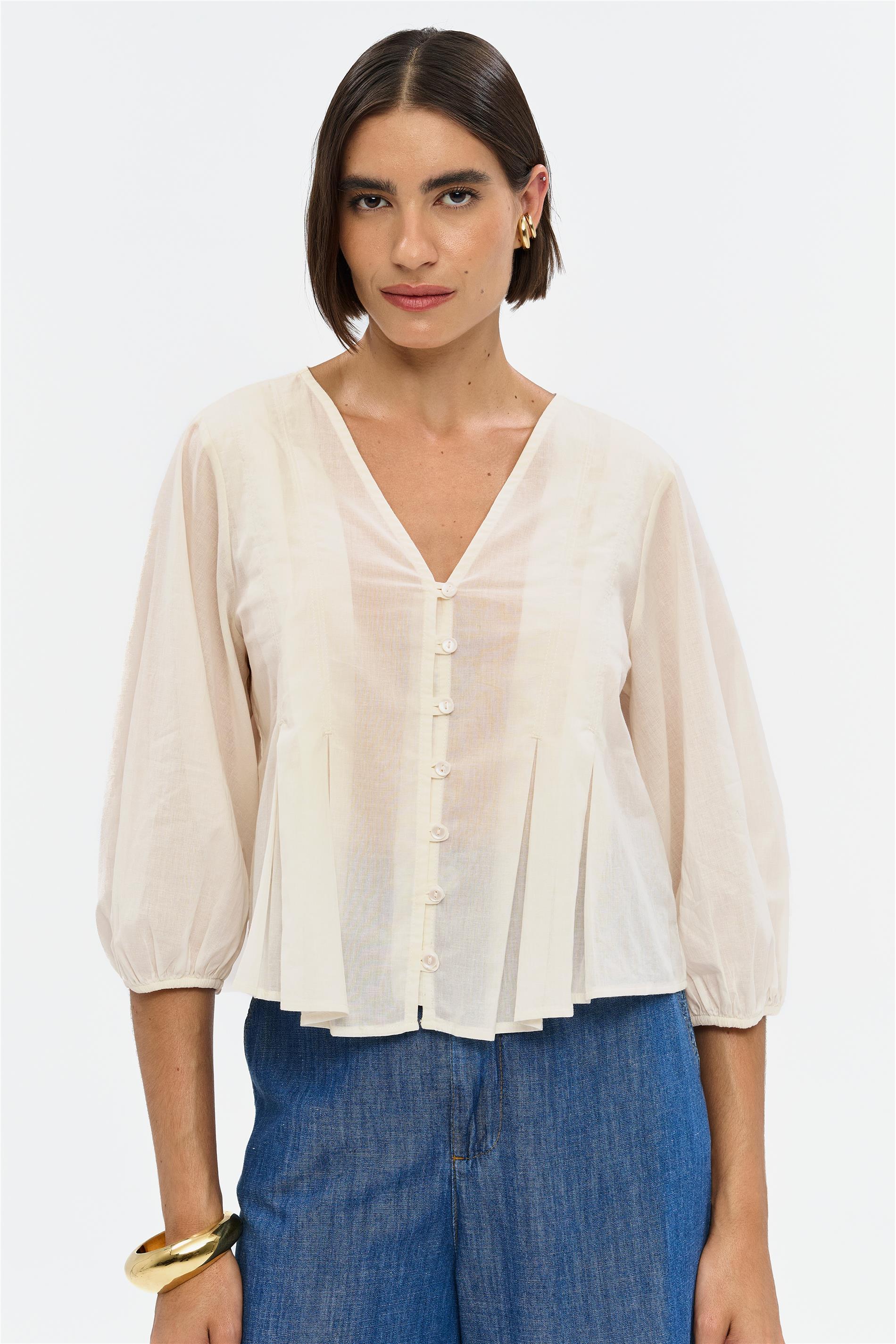Blusa com Pregas na Barra e Botões