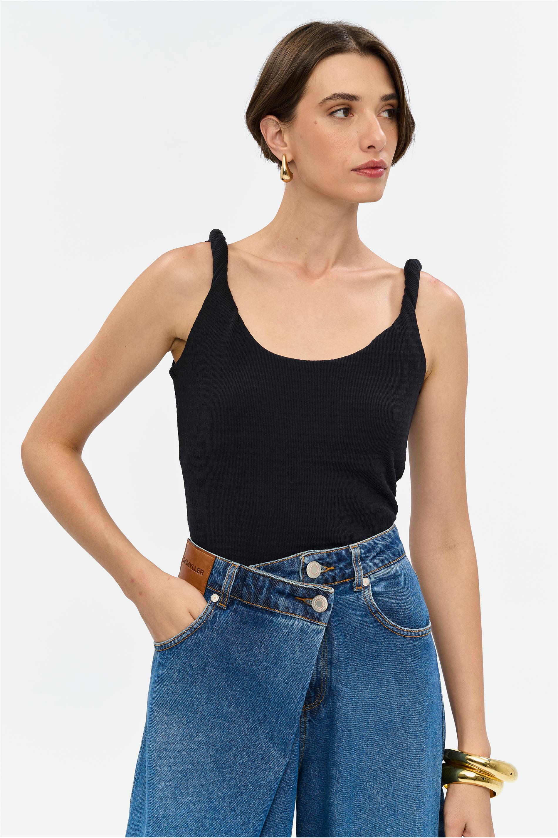 Blusa Malha Canelada Alça Torcida