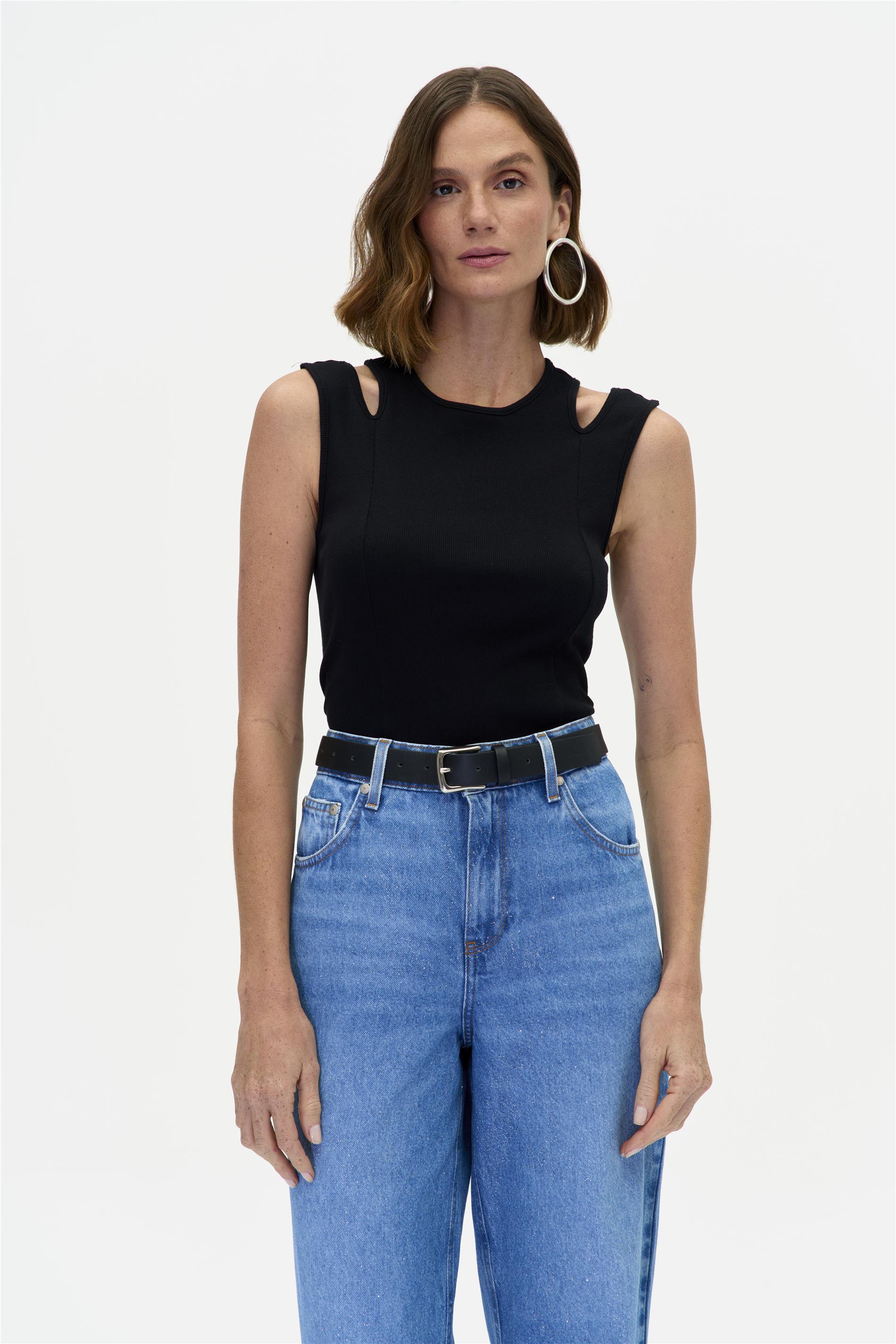 Blusa com Elastano e Recortes nos Ombros