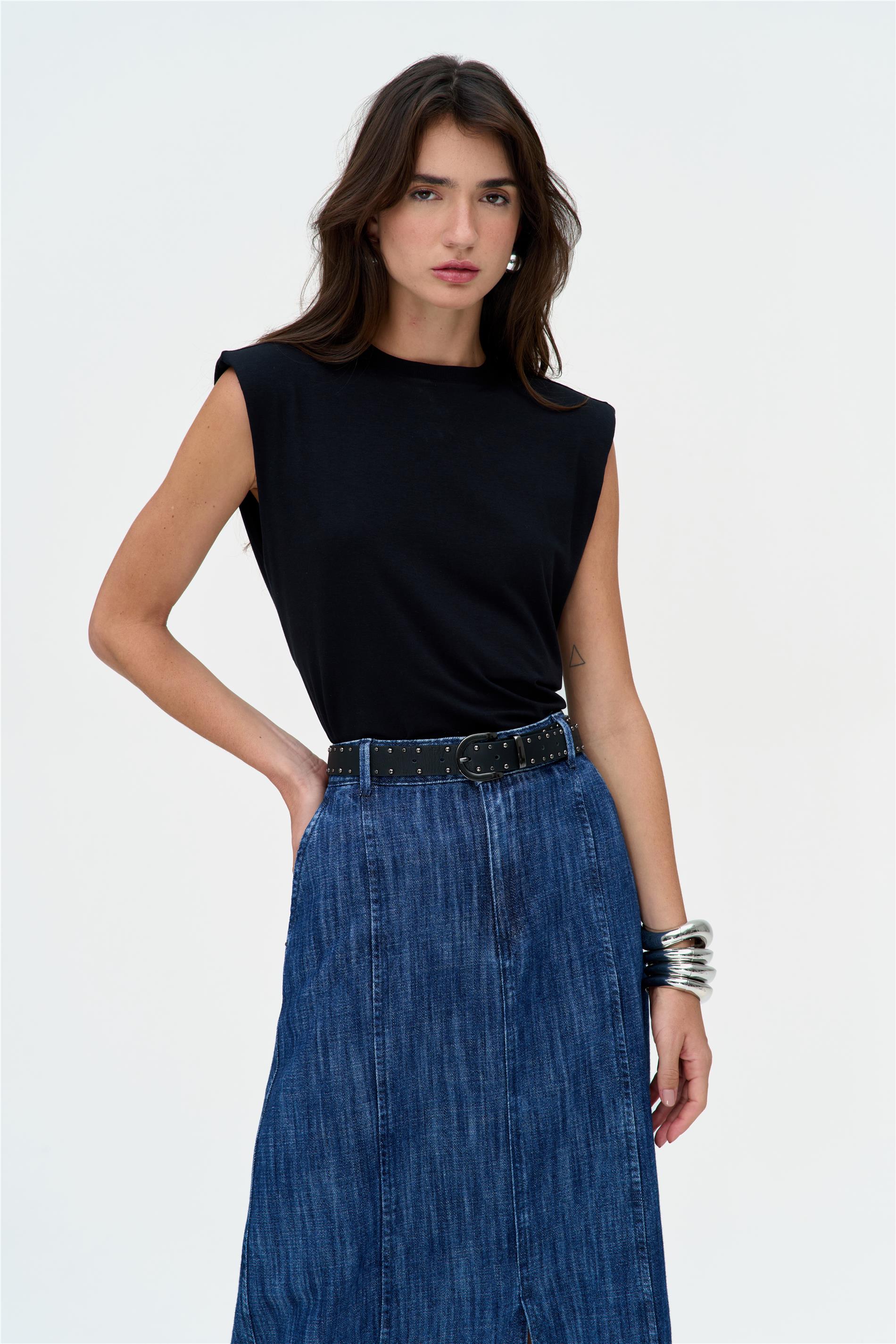 Blusa Feminina em Malha com Ombreiras