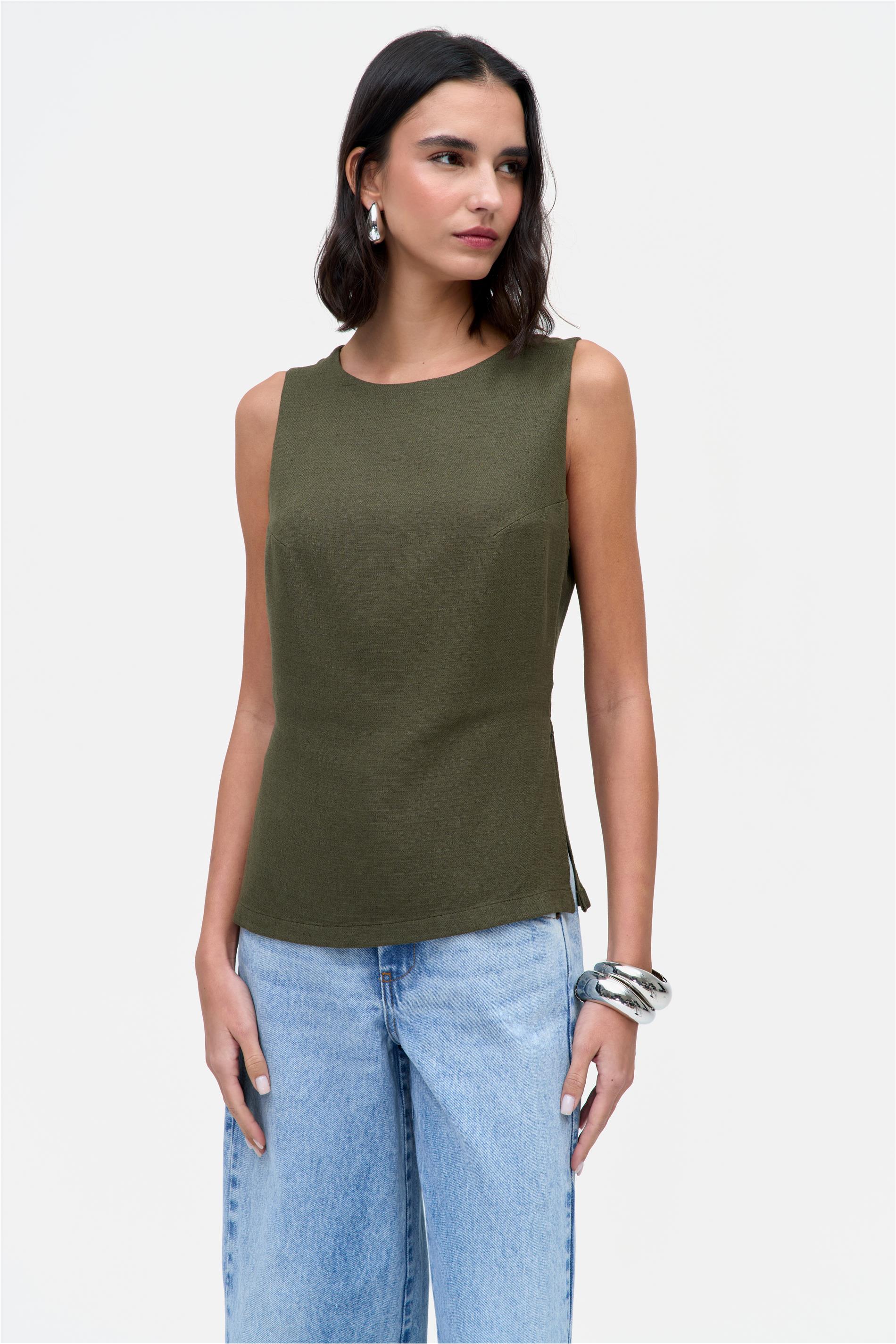 Blusa sem Mangas com Aberturas Laterais