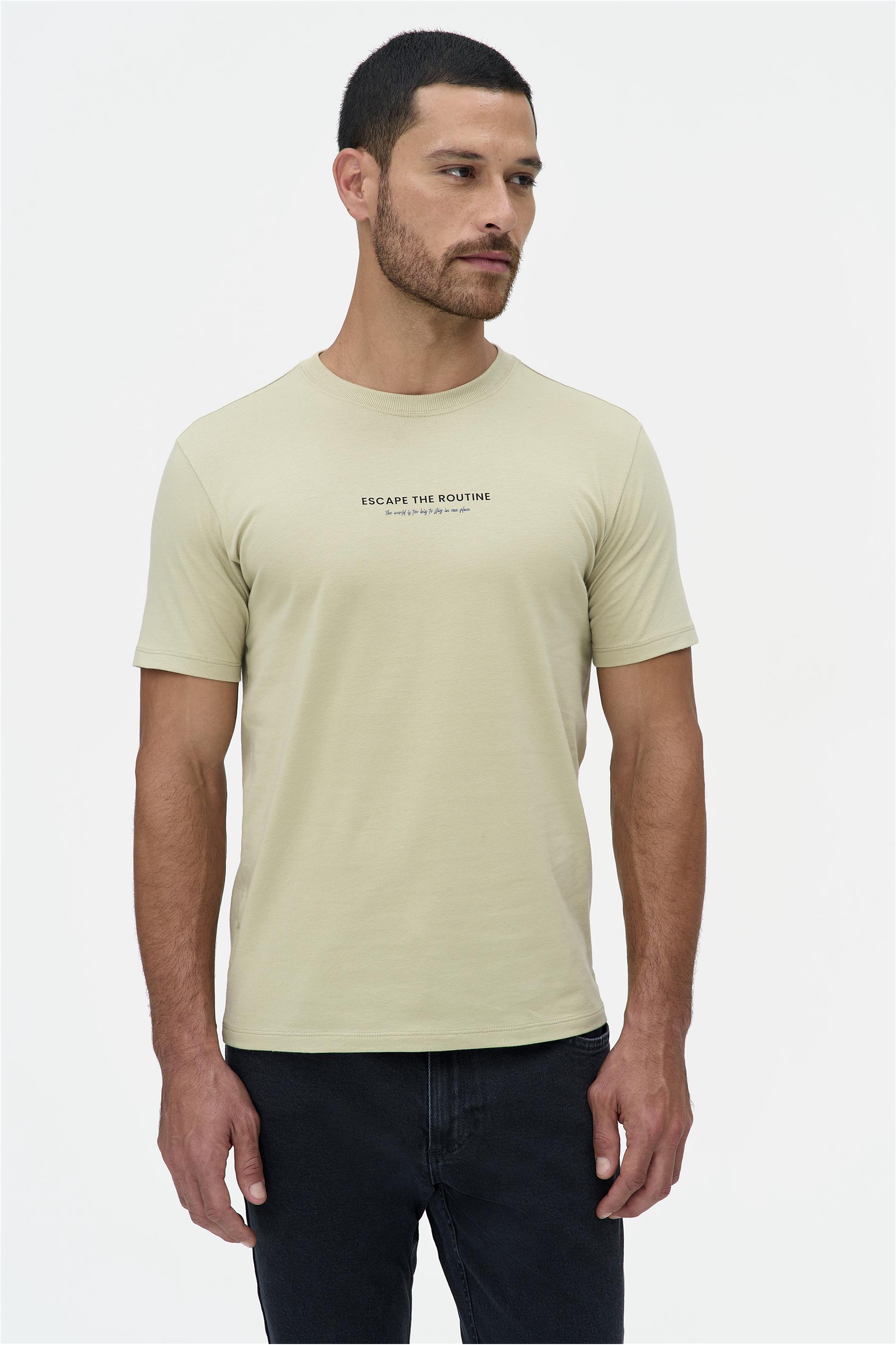 Camiseta Masculina com Estampa Frontal