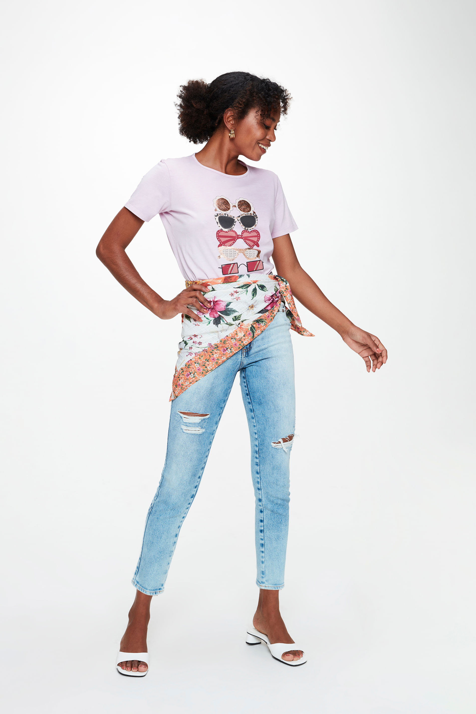 Calça Jeans Skinny com Puídos e Ilhós