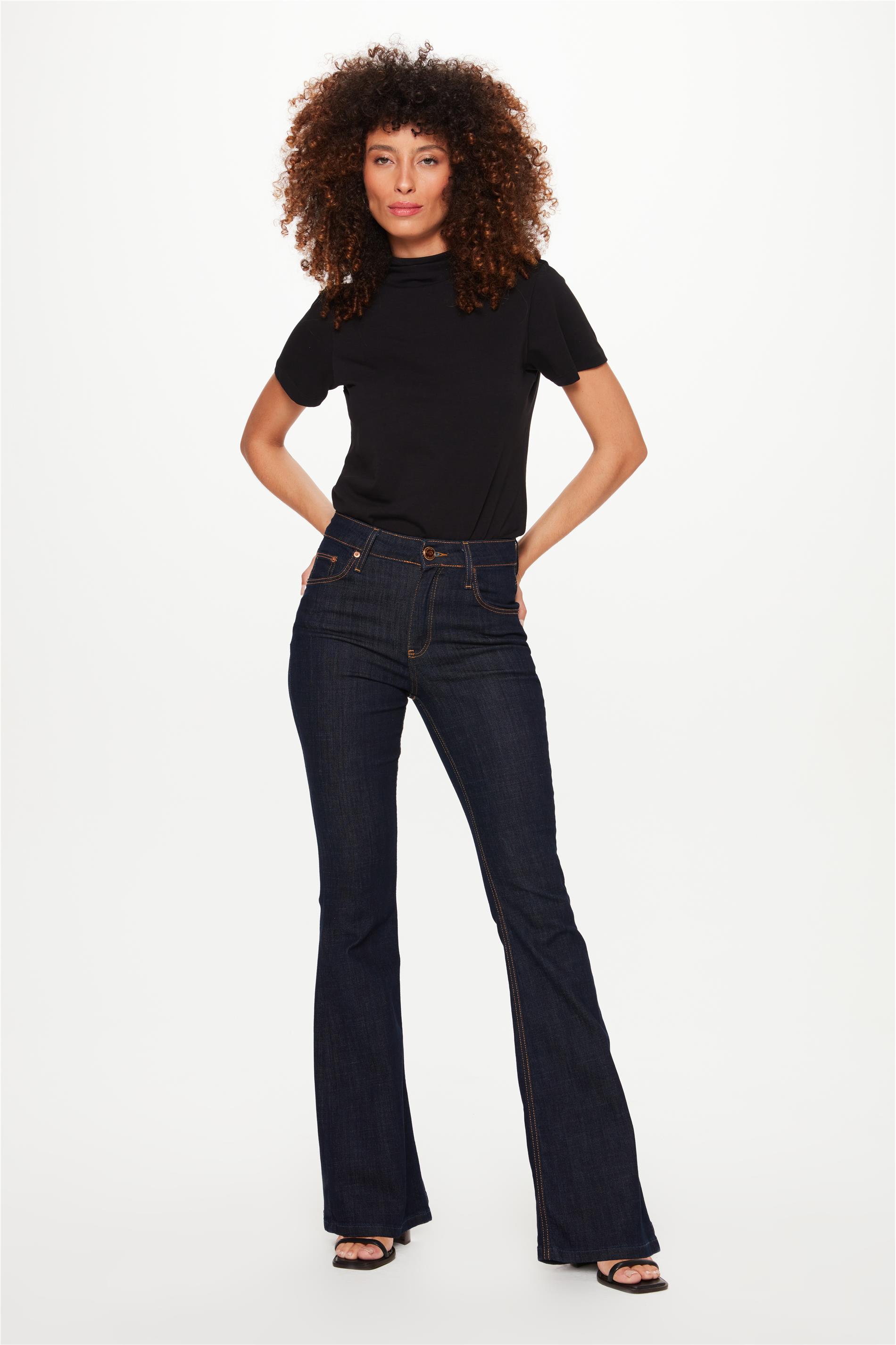 Calça Jeans Boot Cut Bordado no Bolso