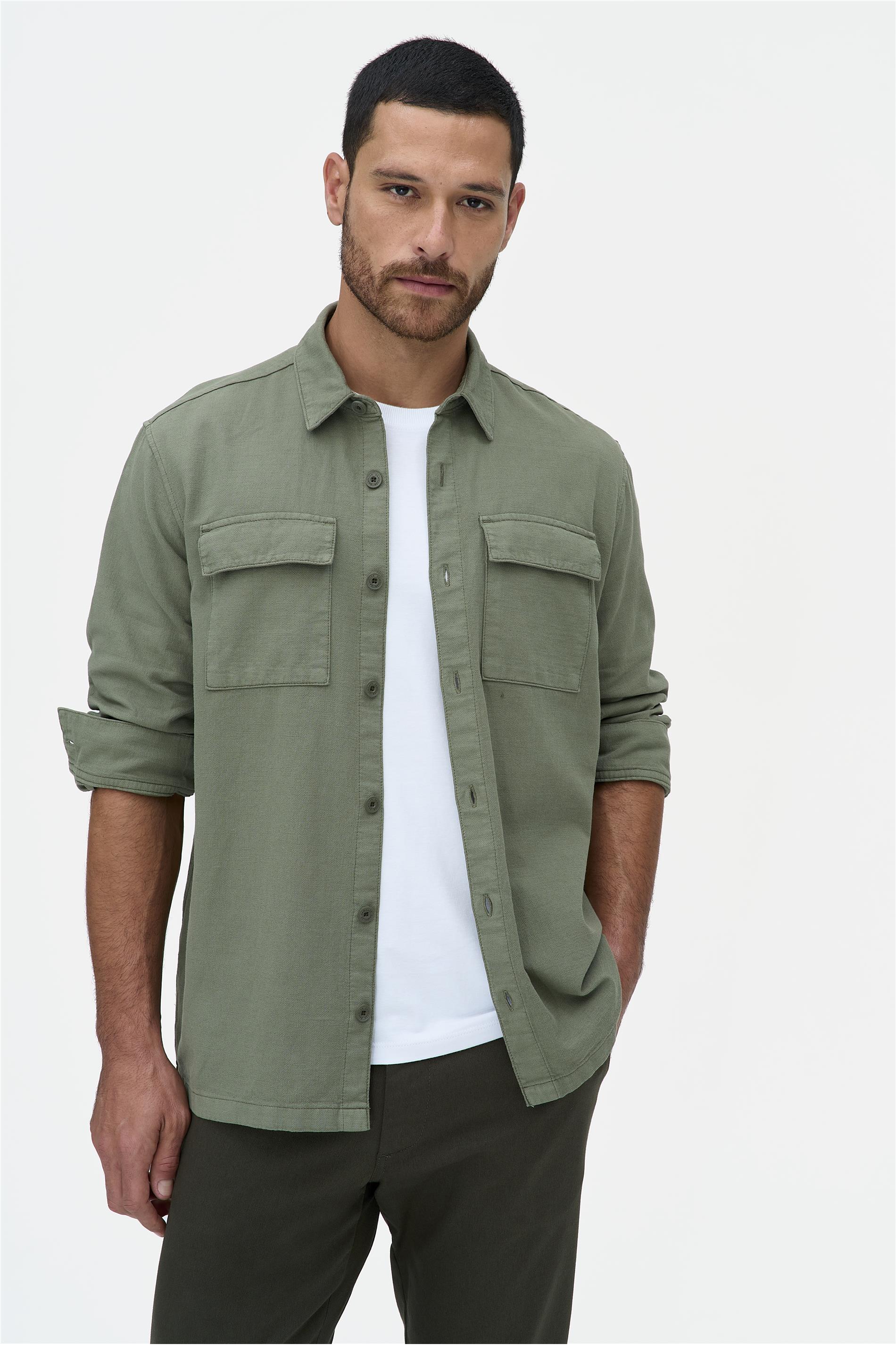 Camisa Masculina com Bolsos Frontais