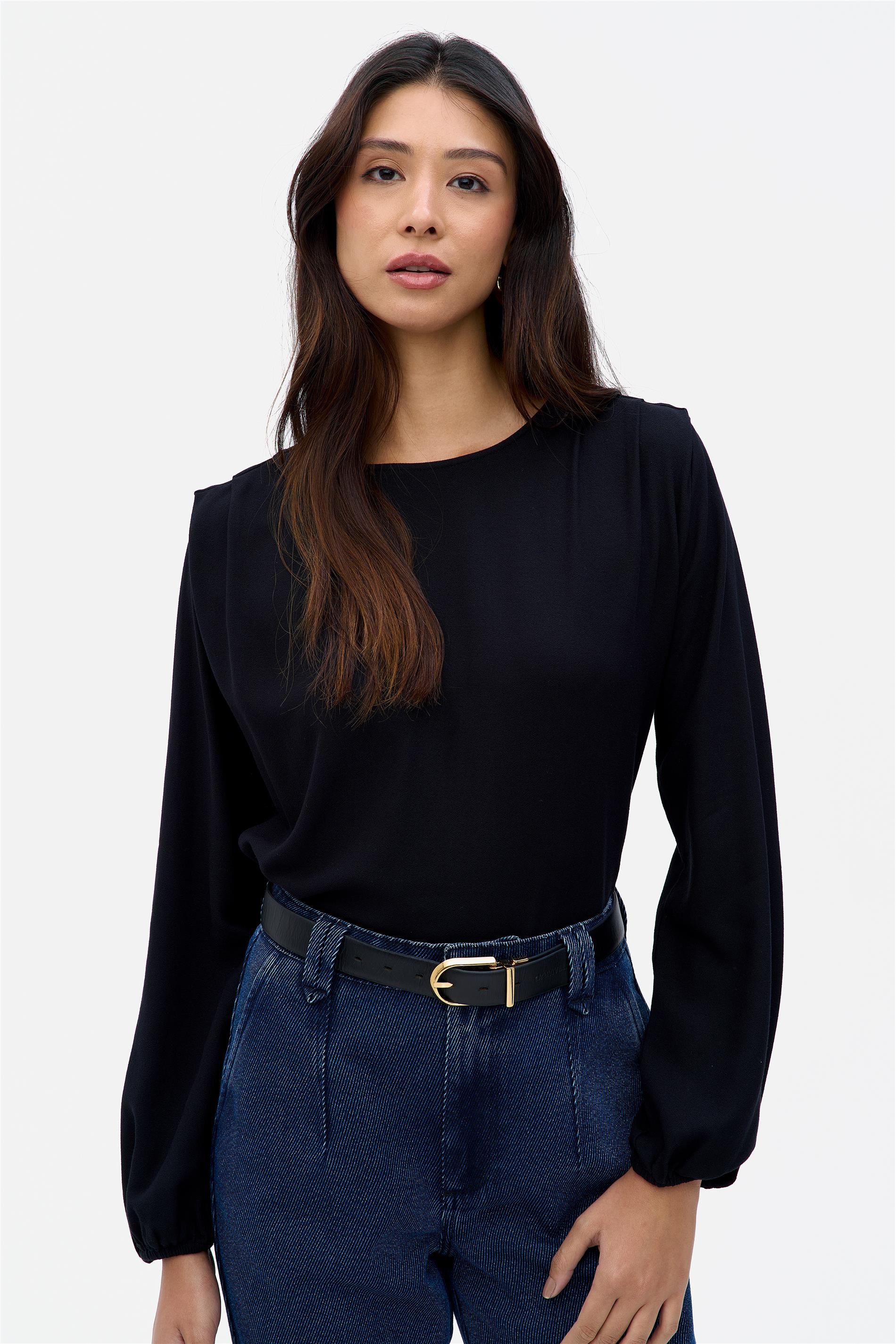 Blusa Lisa com Pregas nos Ombros