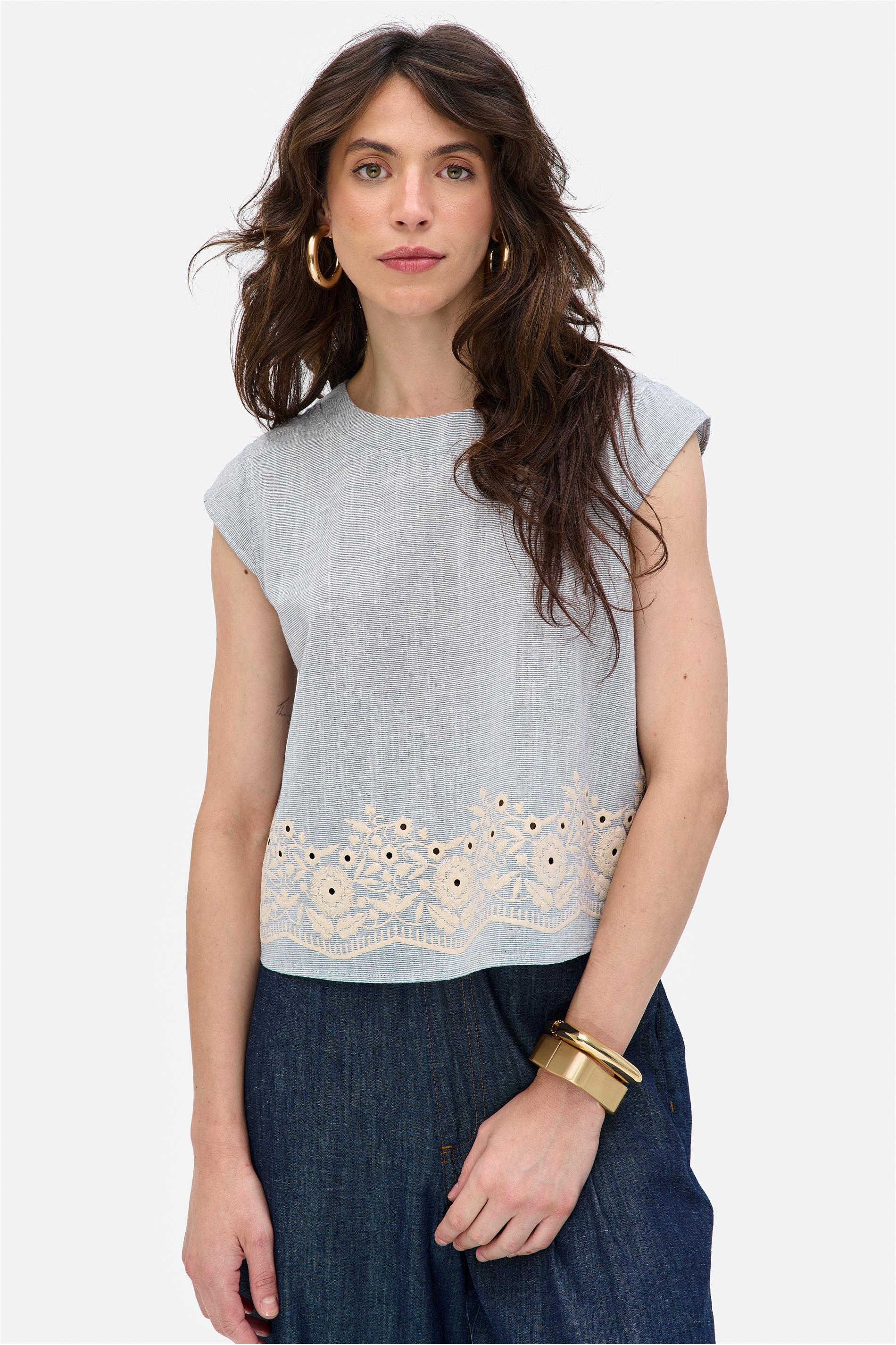 Blusa com Linho e Botões Traseiros