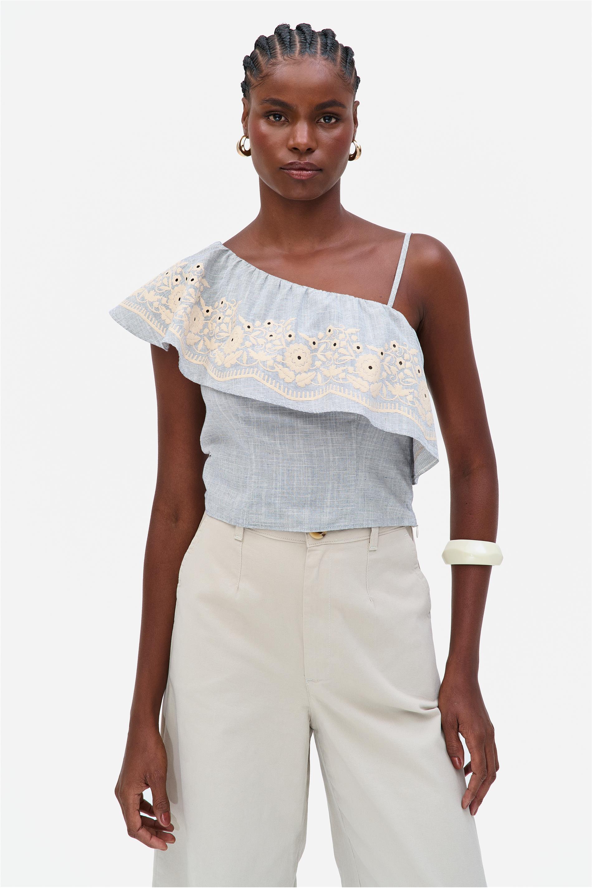 Blusa com Linho e Estampa de Bordado