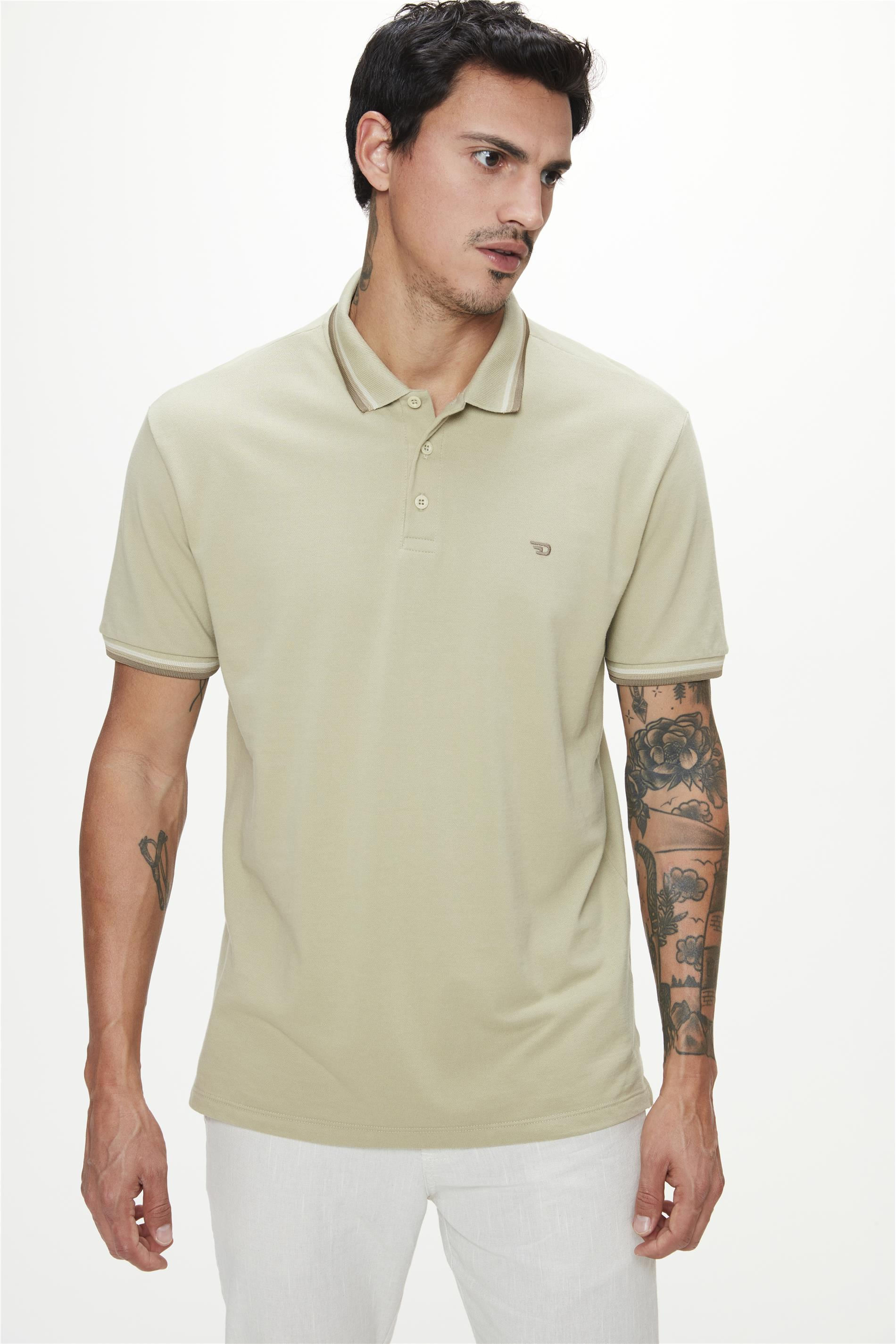 Camisa Polo com Detalhe de Listras