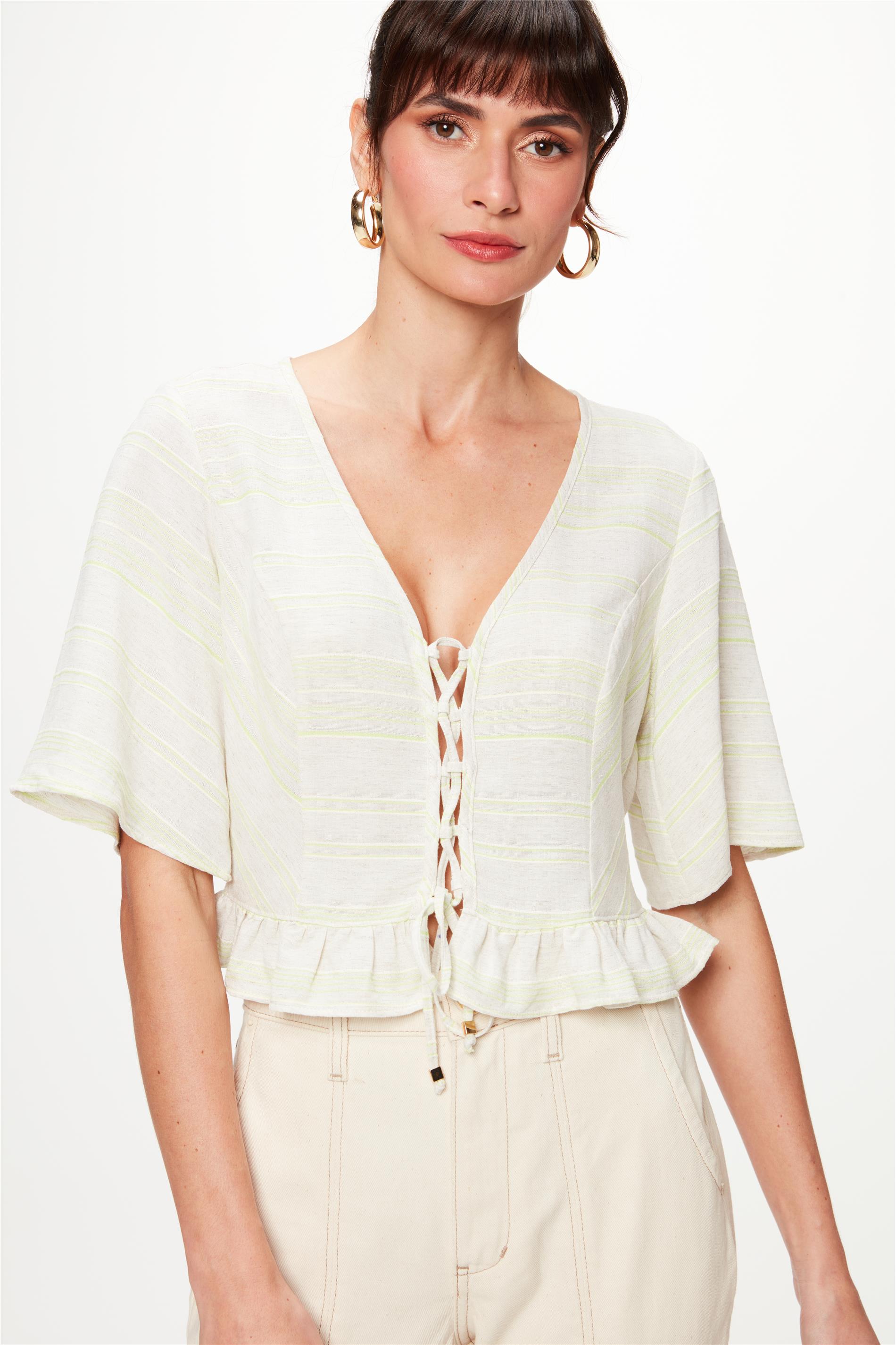 Blusa Solta com Trançado e Amarração