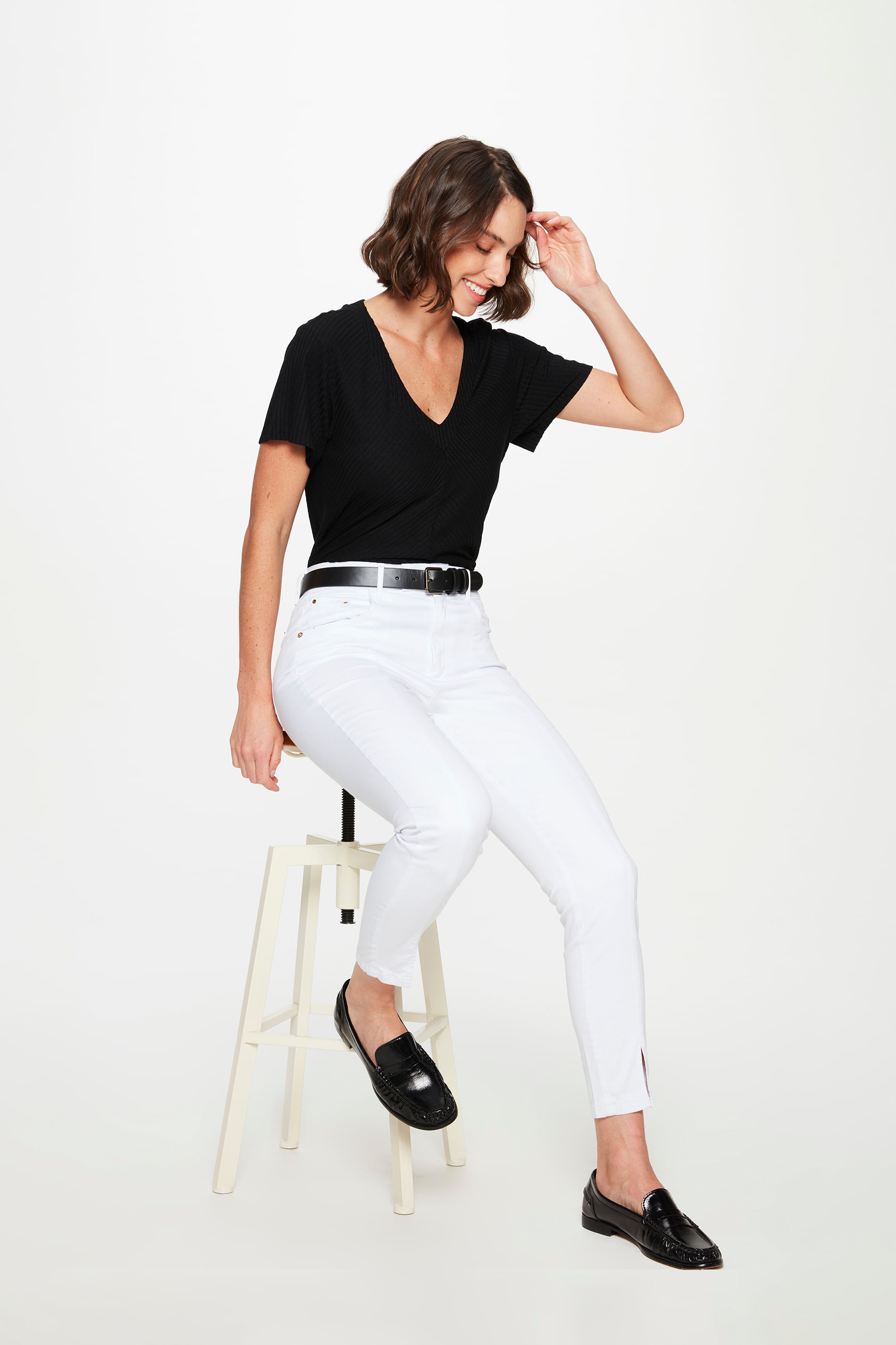 Calça Slim de Sarja com Botão Deslocado