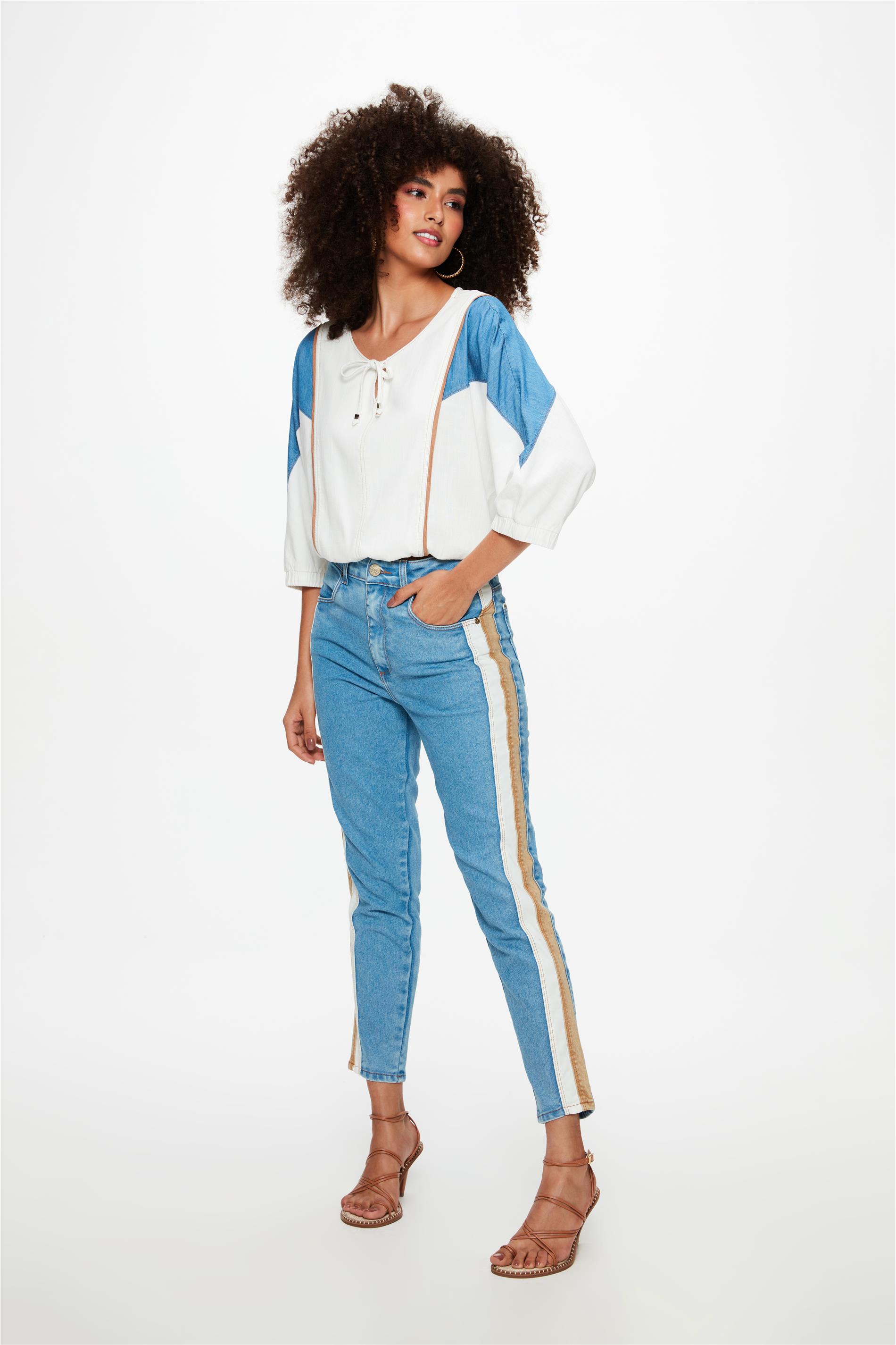 Calça Jeans Claro Slim com Recortes