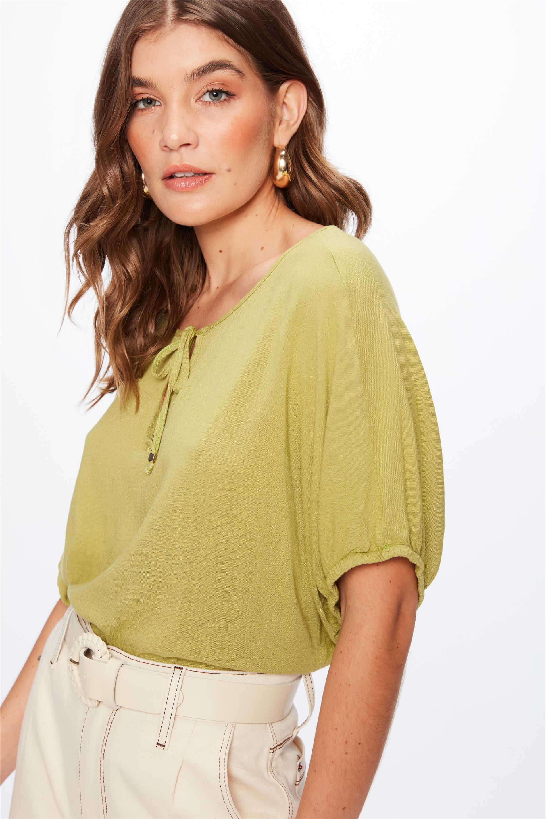 Blusa Solta com Amarração no Decote
