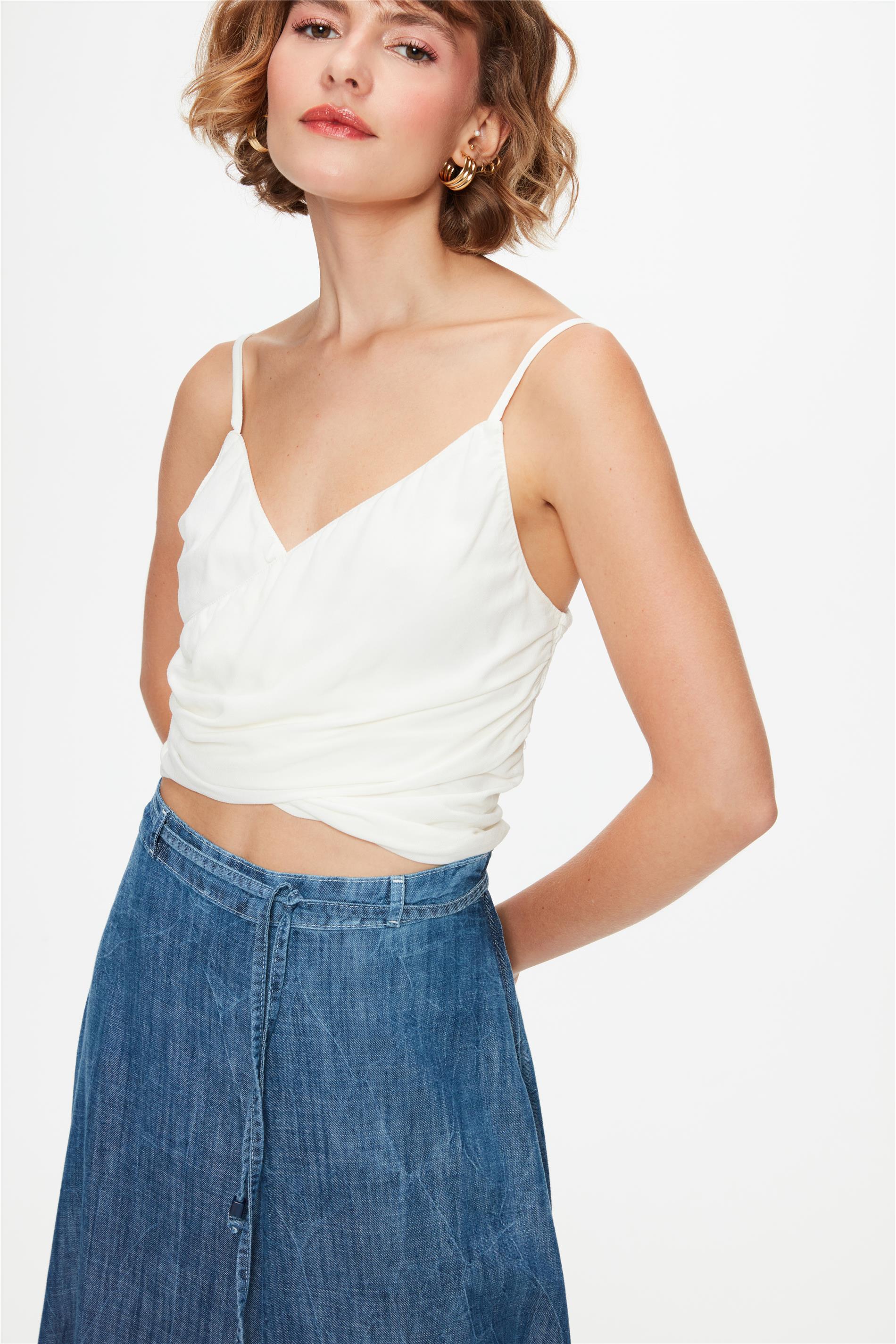 Blusa Cropped de Alça Fina Transpassada