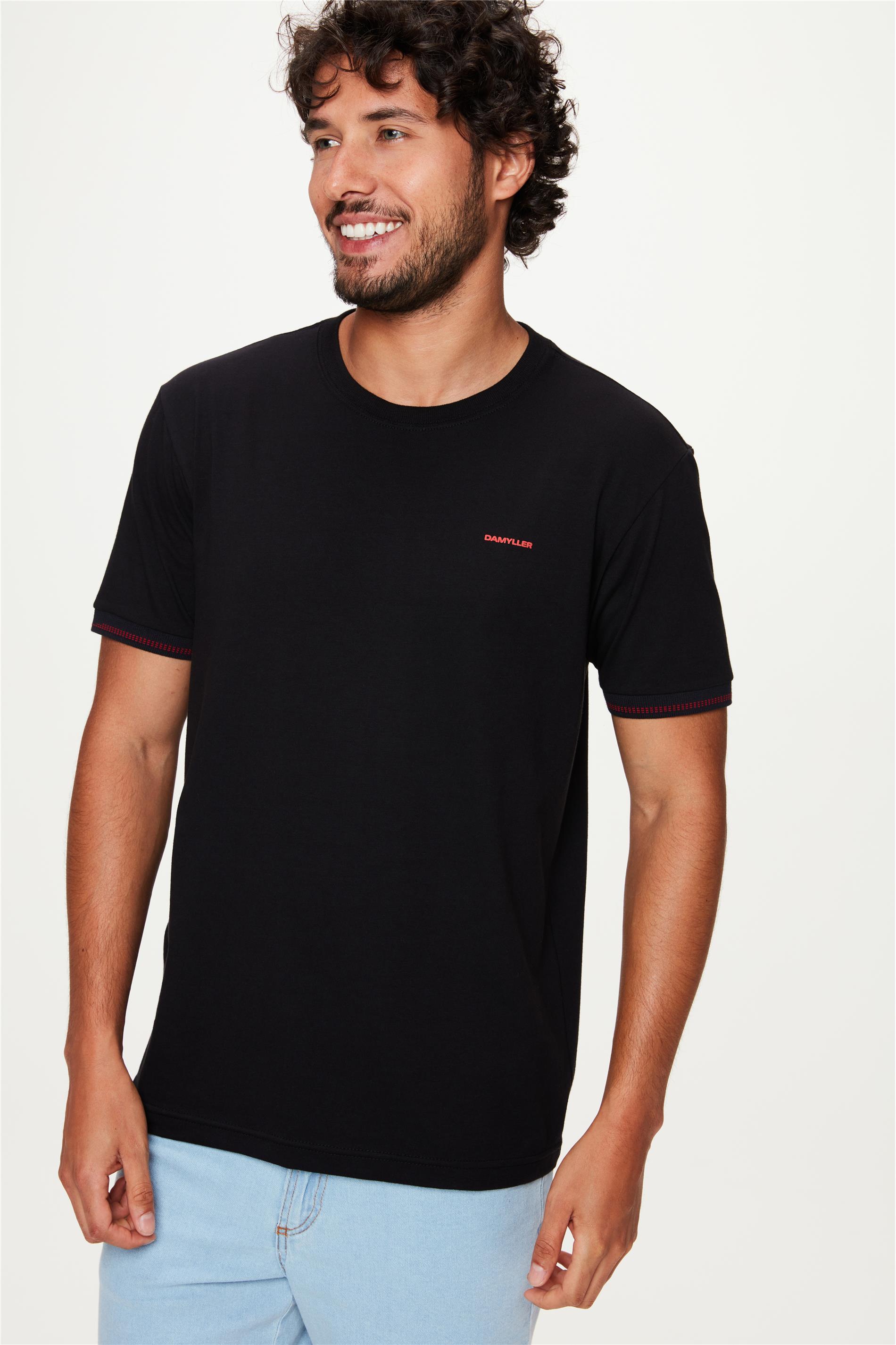 Camiseta com Logo Pequena no Tórax