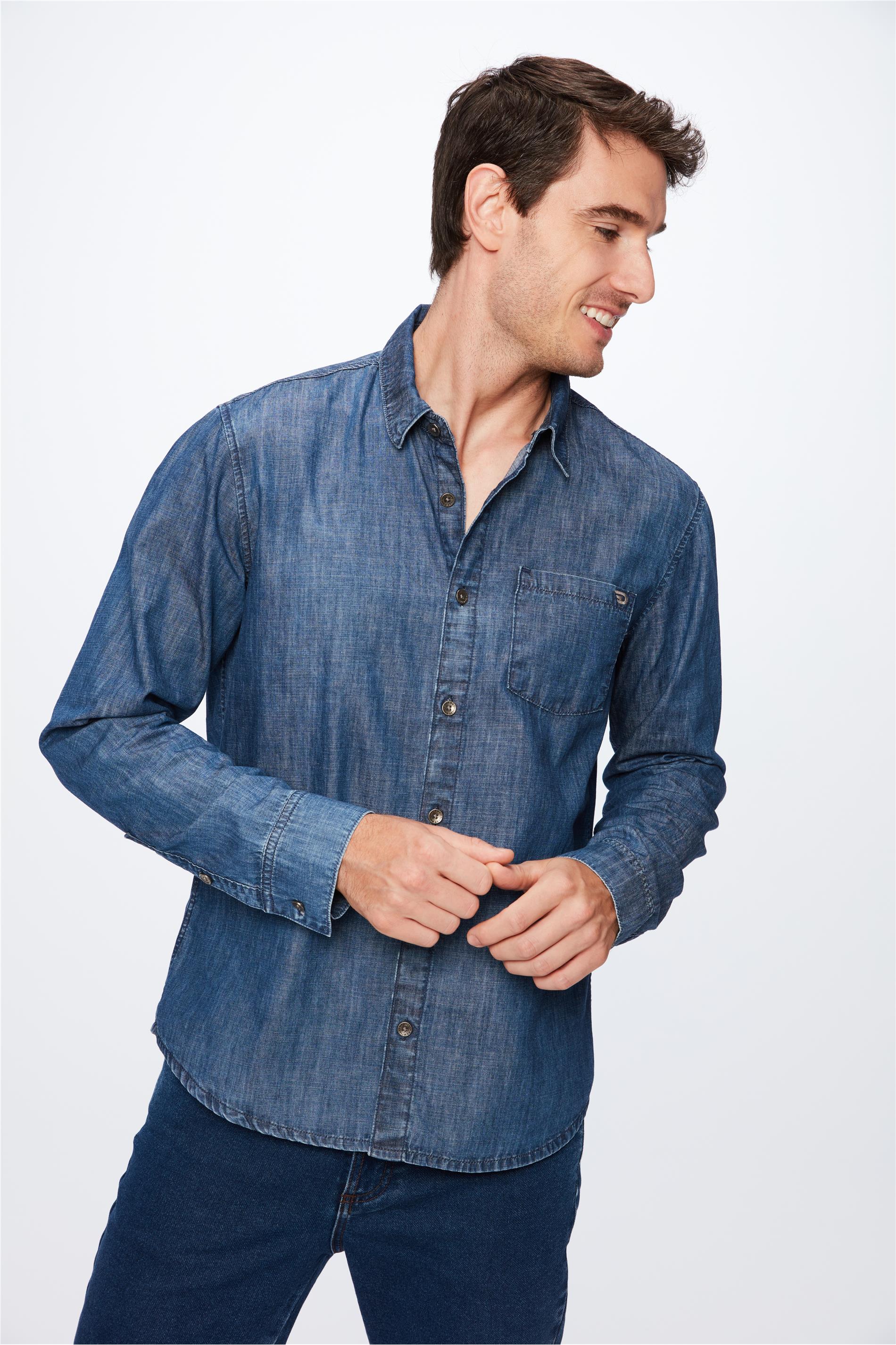 Camisa Jeans Leve com Bolso no Tórax