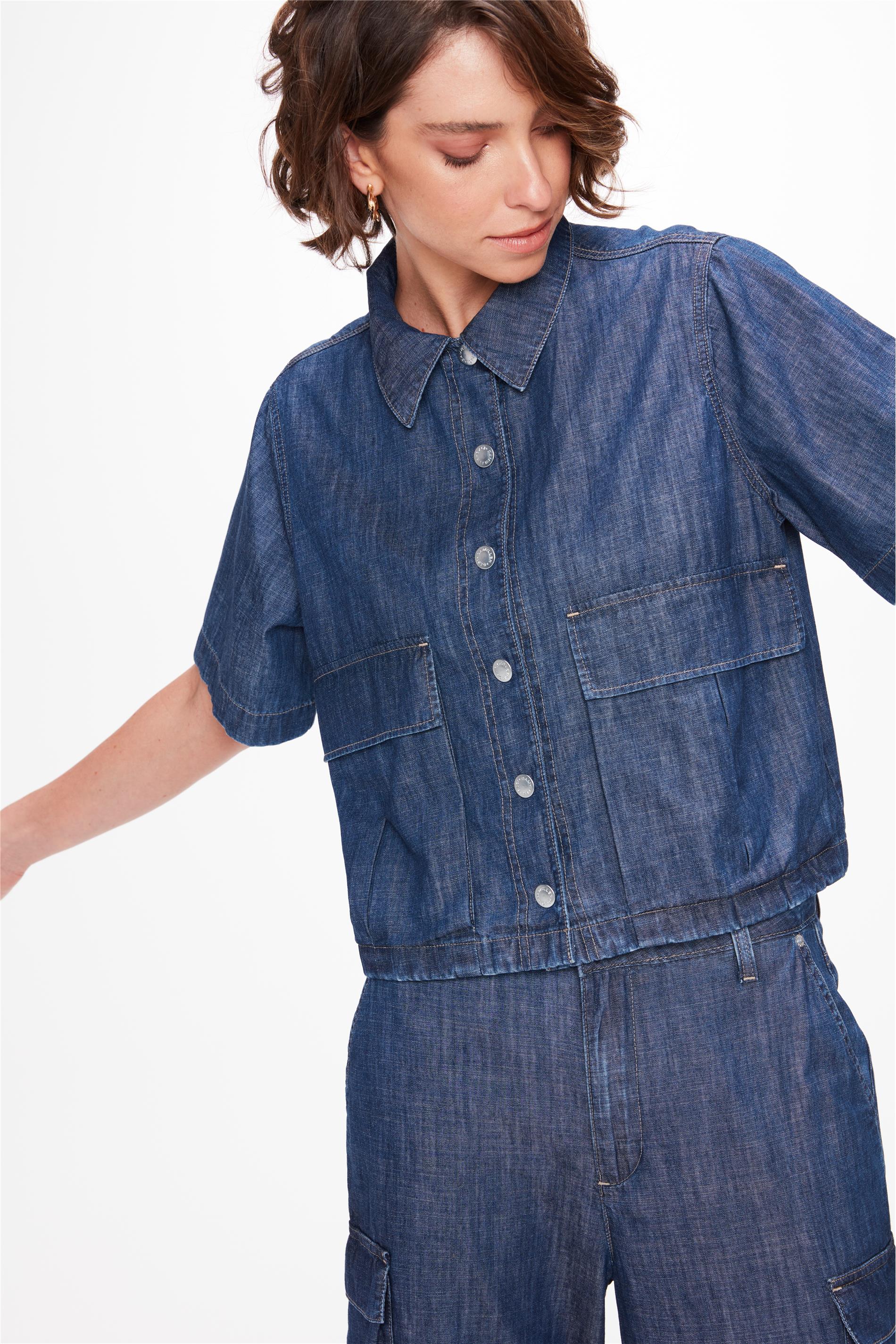 Camisa Jeans com Bolsos Utilitários
