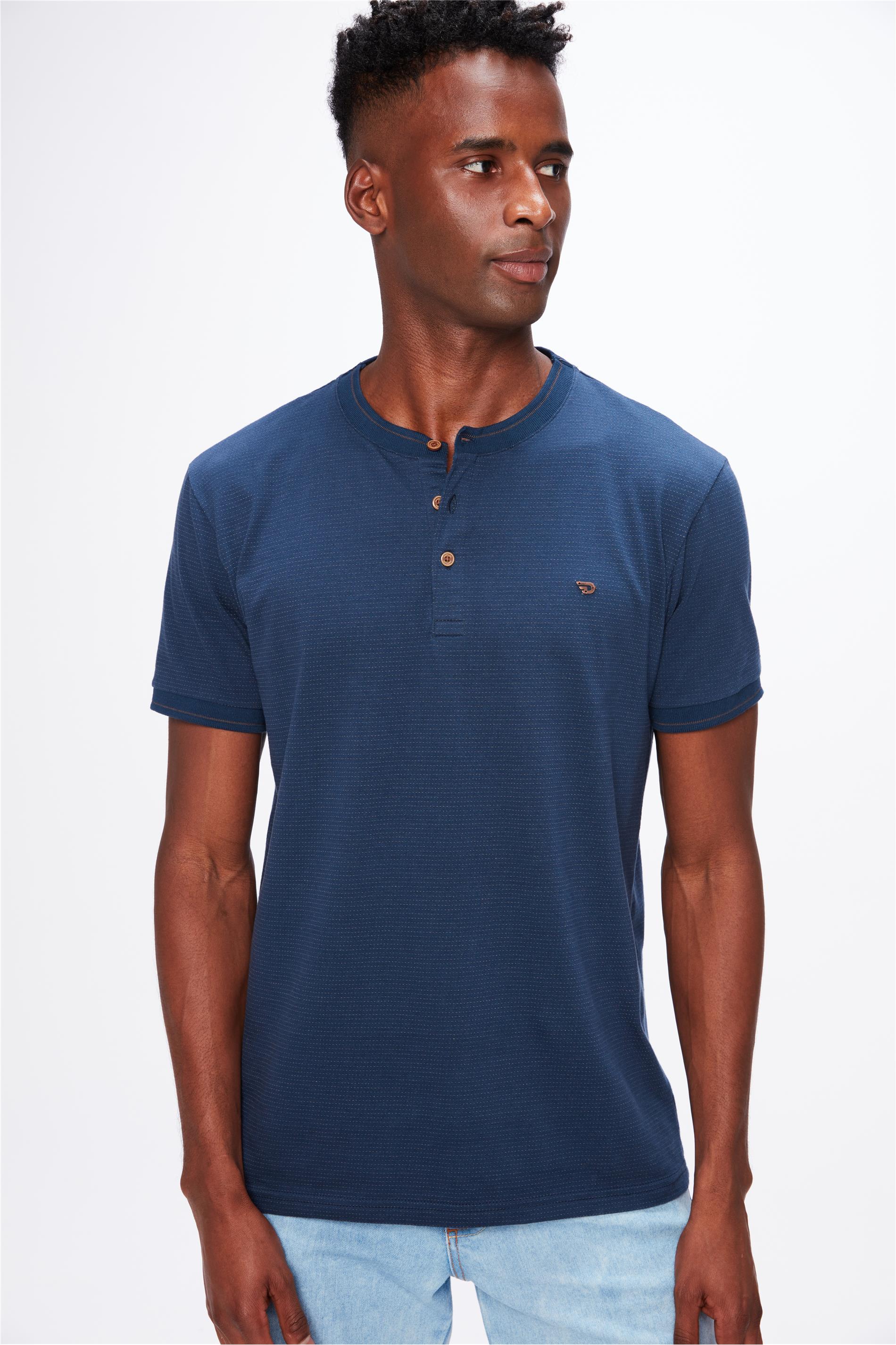 Camiseta com Abertura e Botões