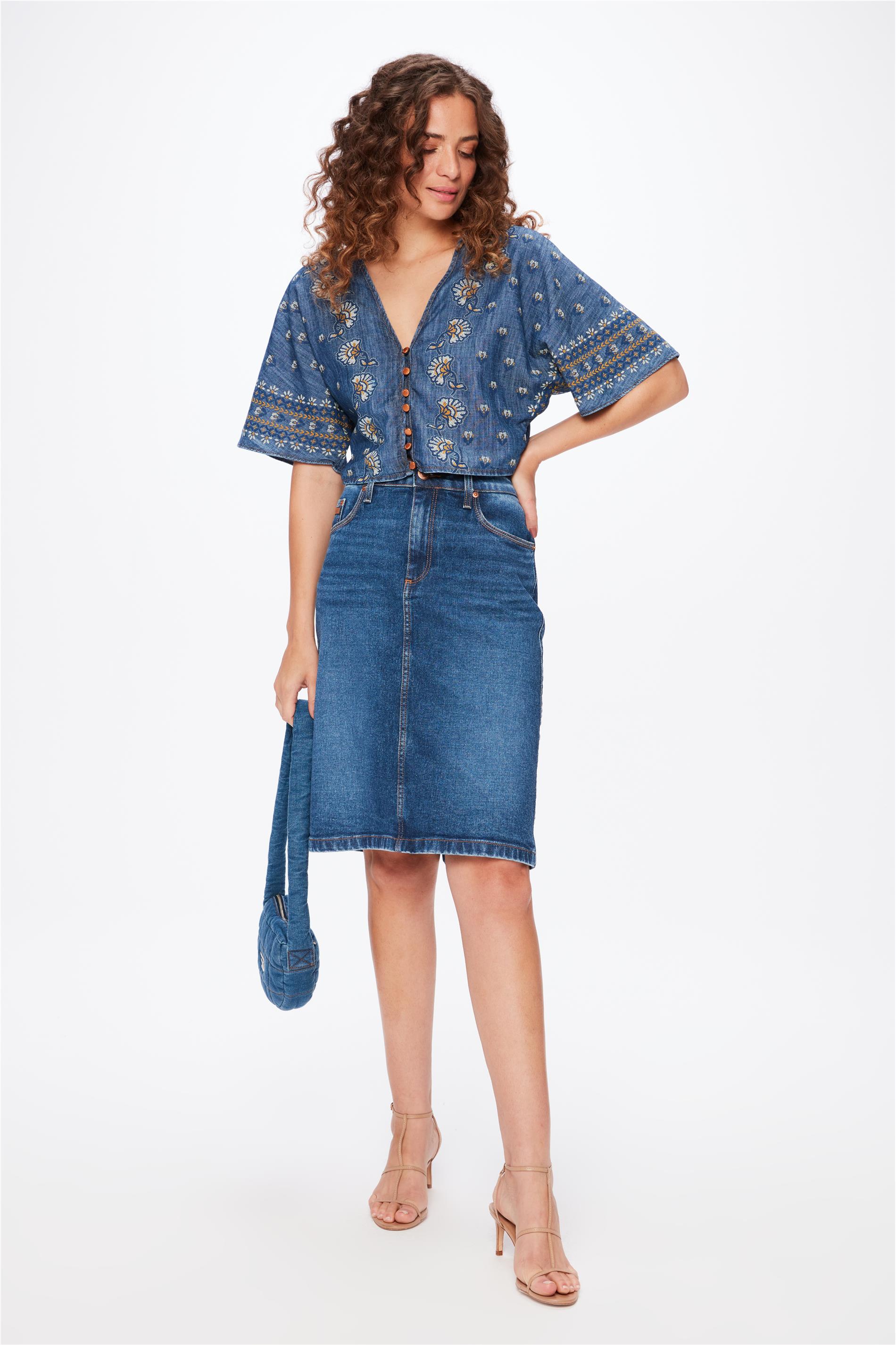 Saia Jeans Média Justa com Fenda
