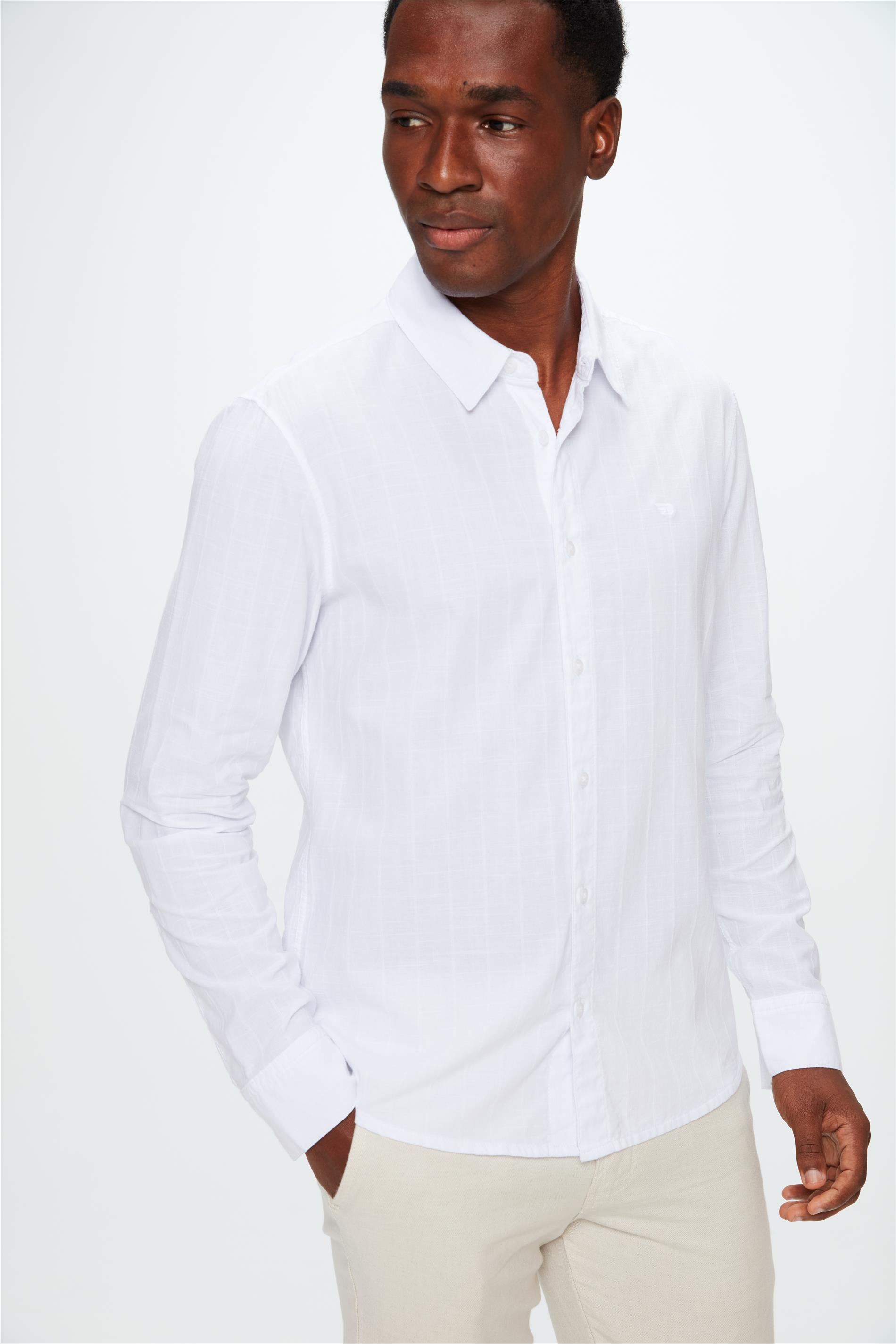 Camisa Masculina com Textura e Logo