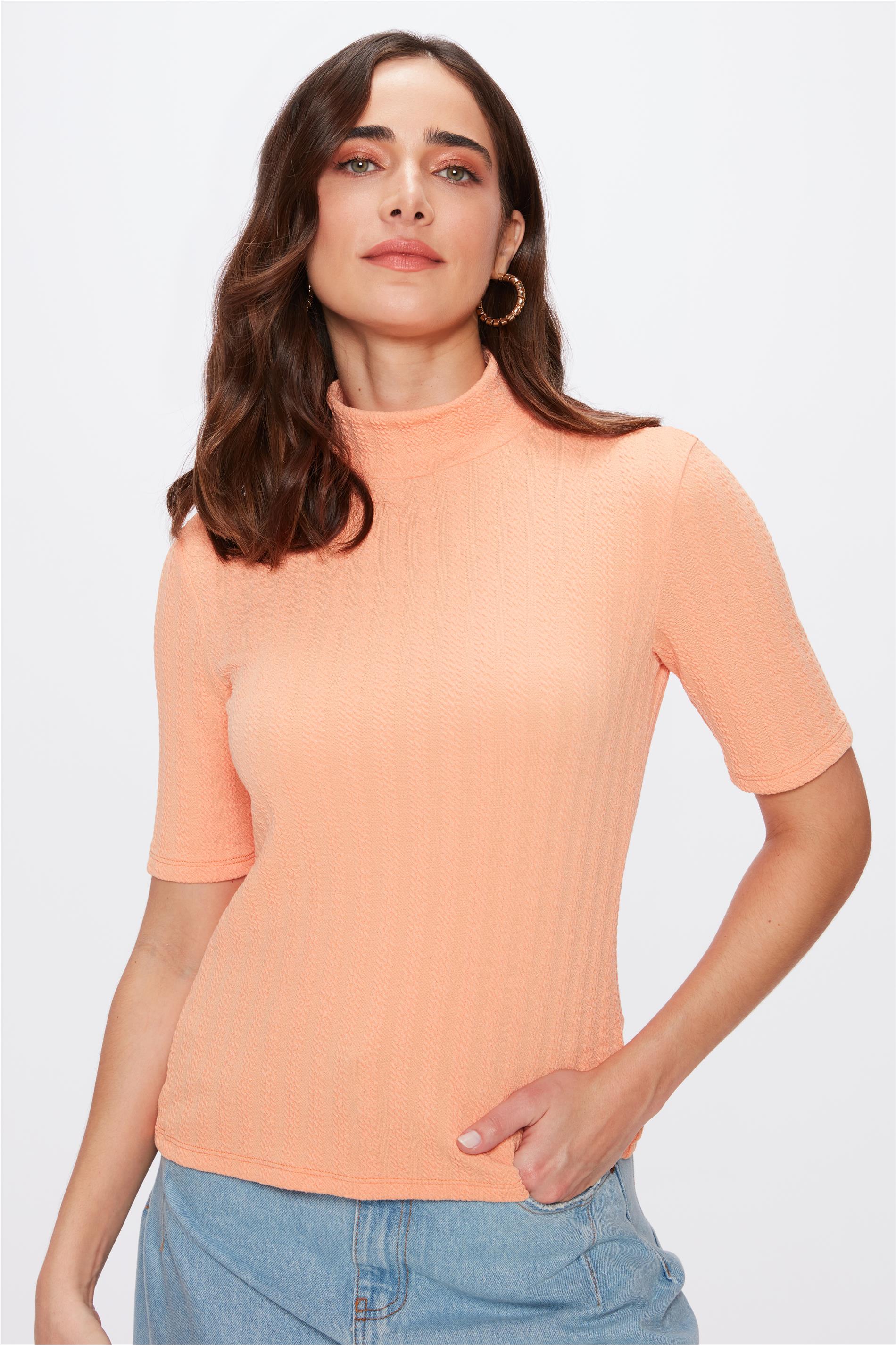 Blusa Ajustada com Gola Alta