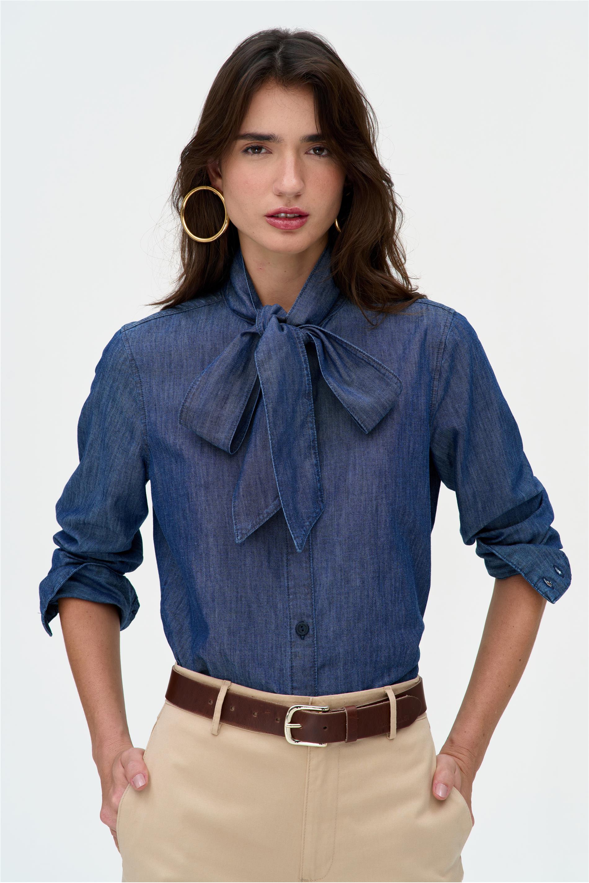 Camisa Jeans Feminina com Laço na Gola