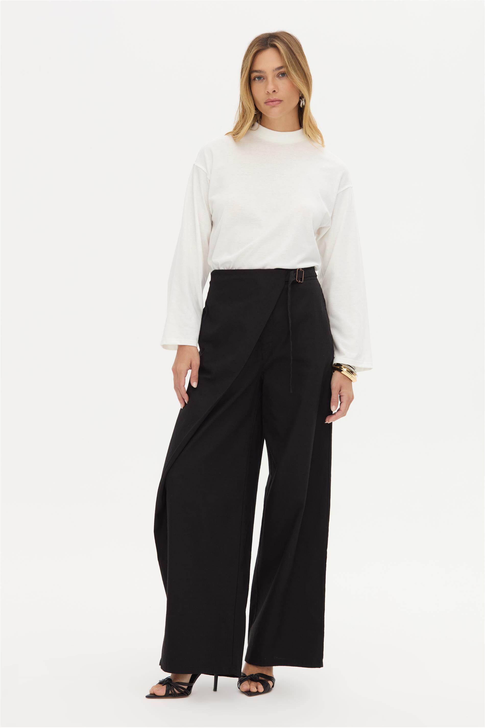Calça Pantalona Feminina em Sarja