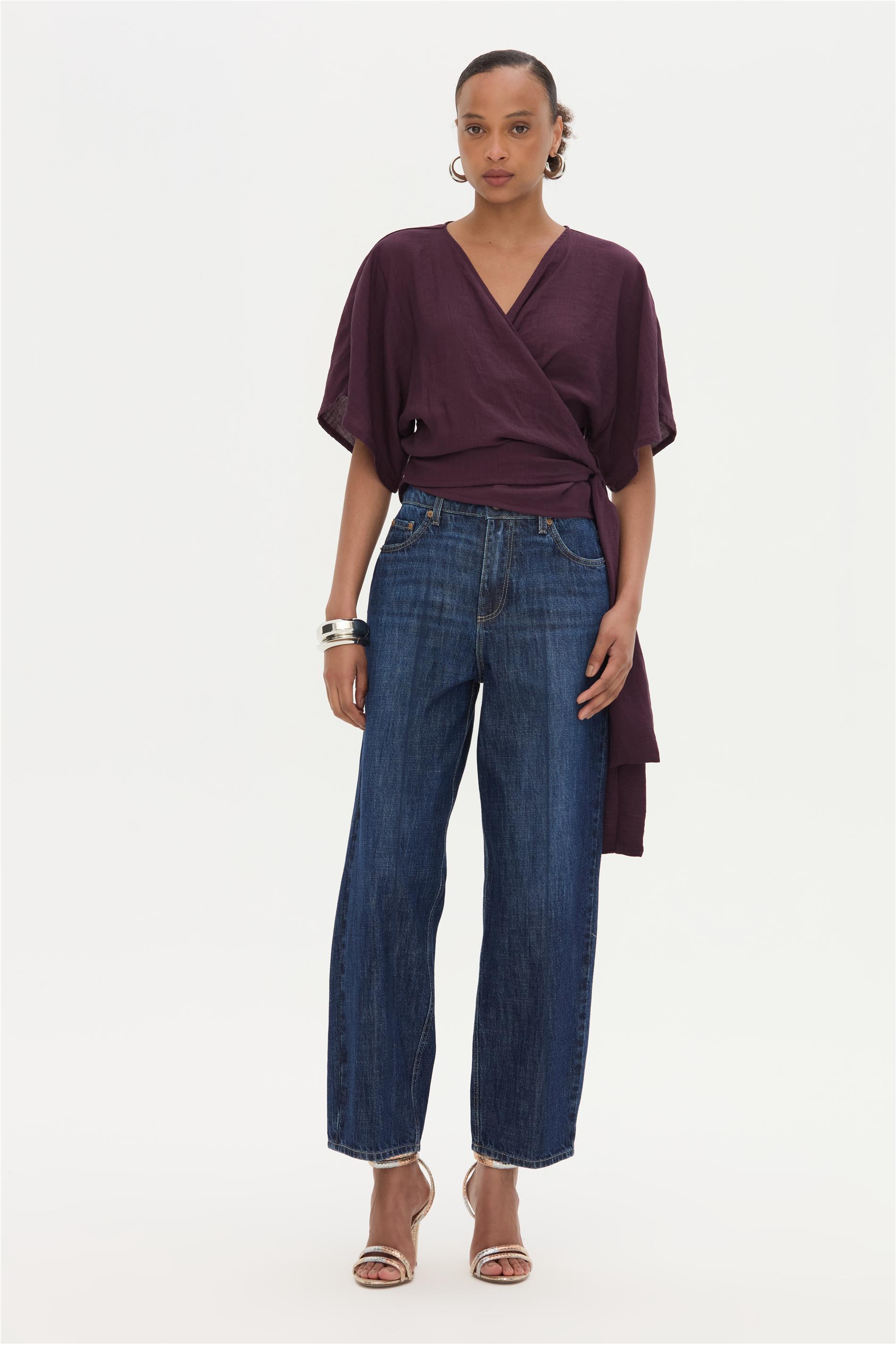 Calça Jeans Feminina Tapered com Vinco