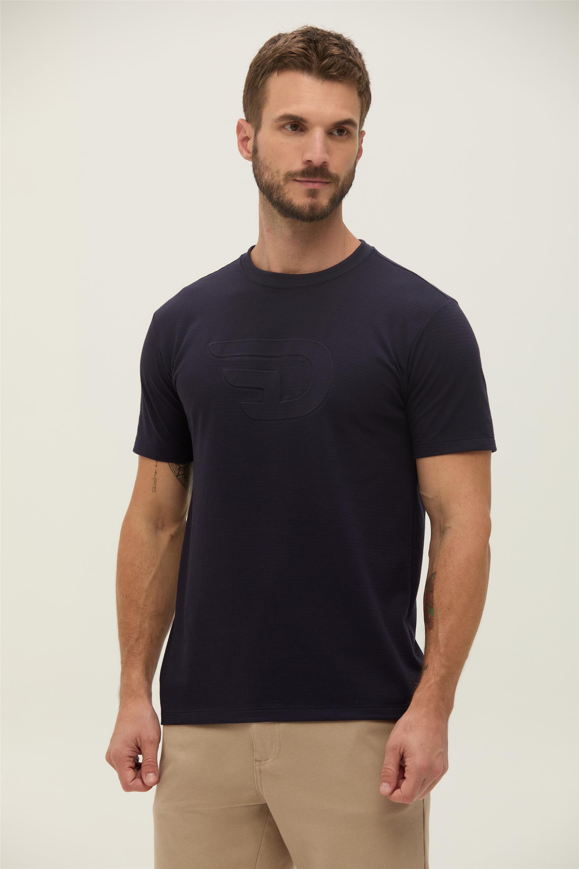 Camiseta Masculina com Embossing Frontal