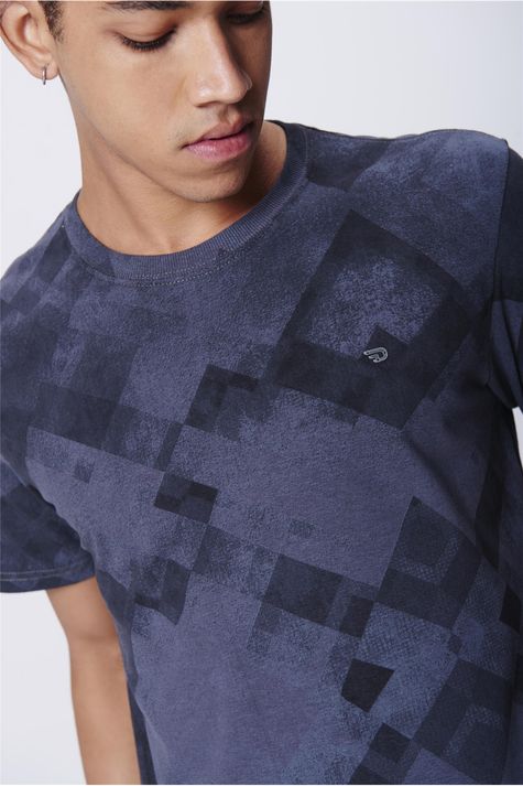 Camiseta-Masculina-Estampa-Geometrica-Detalhe--