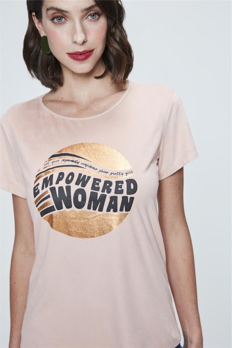 Camiseta-com-Estampa-Empowered-Woman-Detalhe--