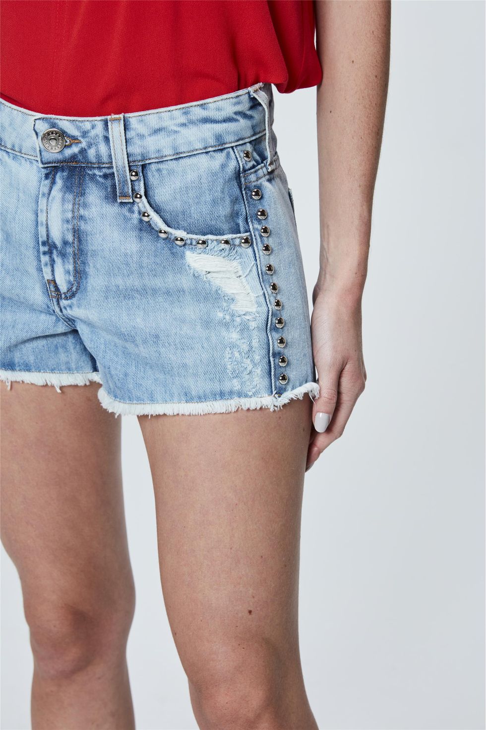 short jeans com tachinhas