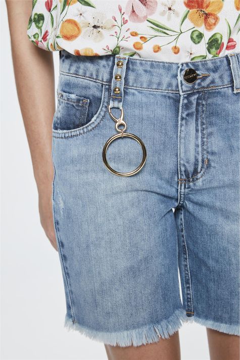 Bermuda-Jeans-Justa-com-Puidos-Feminina-Detalhe--