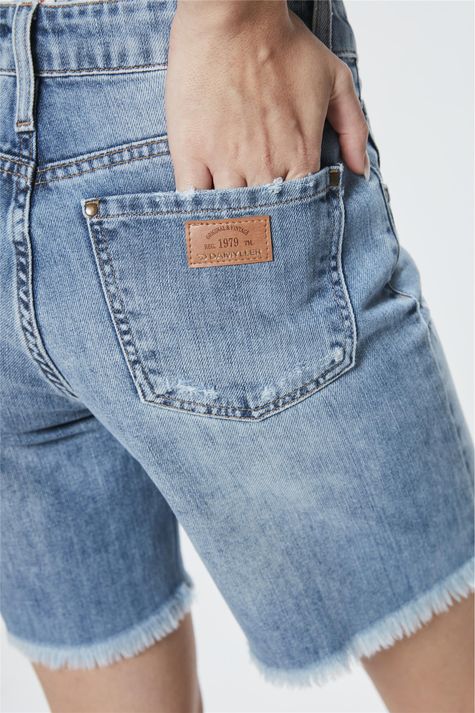 Bermuda-Jeans-Justa-com-Puidos-Feminina-Detalhe-1--