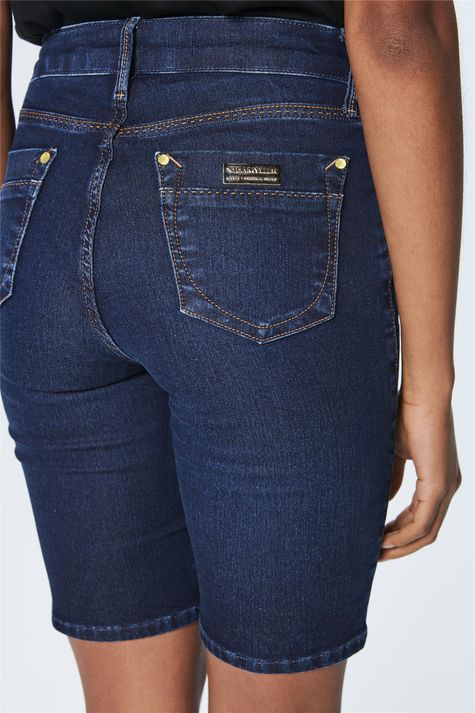 Bermuda-Jeans-Escuro-Feminina-Detalhe--