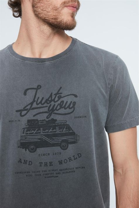 Camiseta-Estampa-Just-You-And-The-World-Frente--