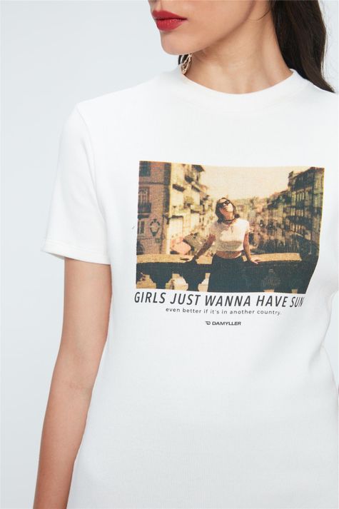Camiseta-com-Estampa-Girls-Just-Wanna-Detalhe--